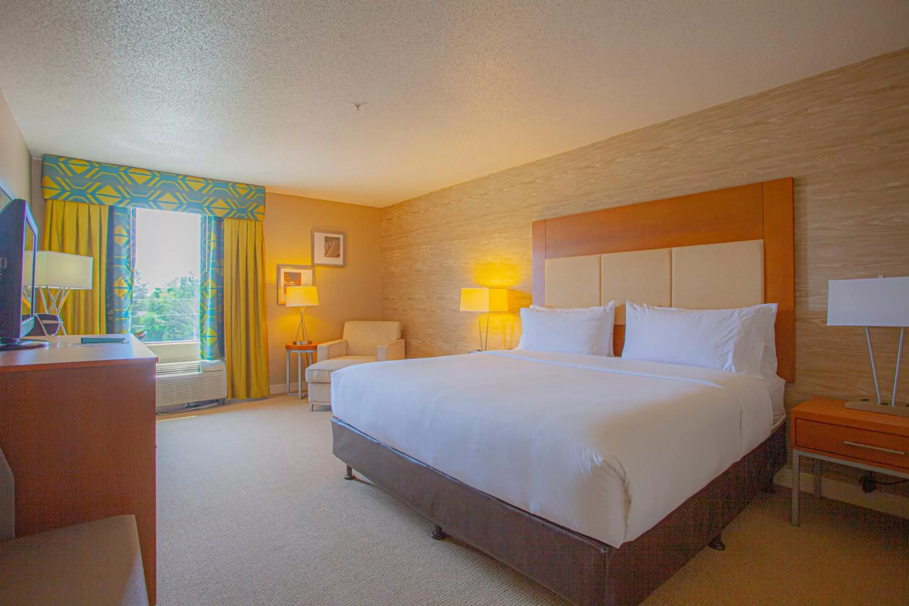 Bedroom, Bed in Holiday Inn & Suites Spring - The Woodlands