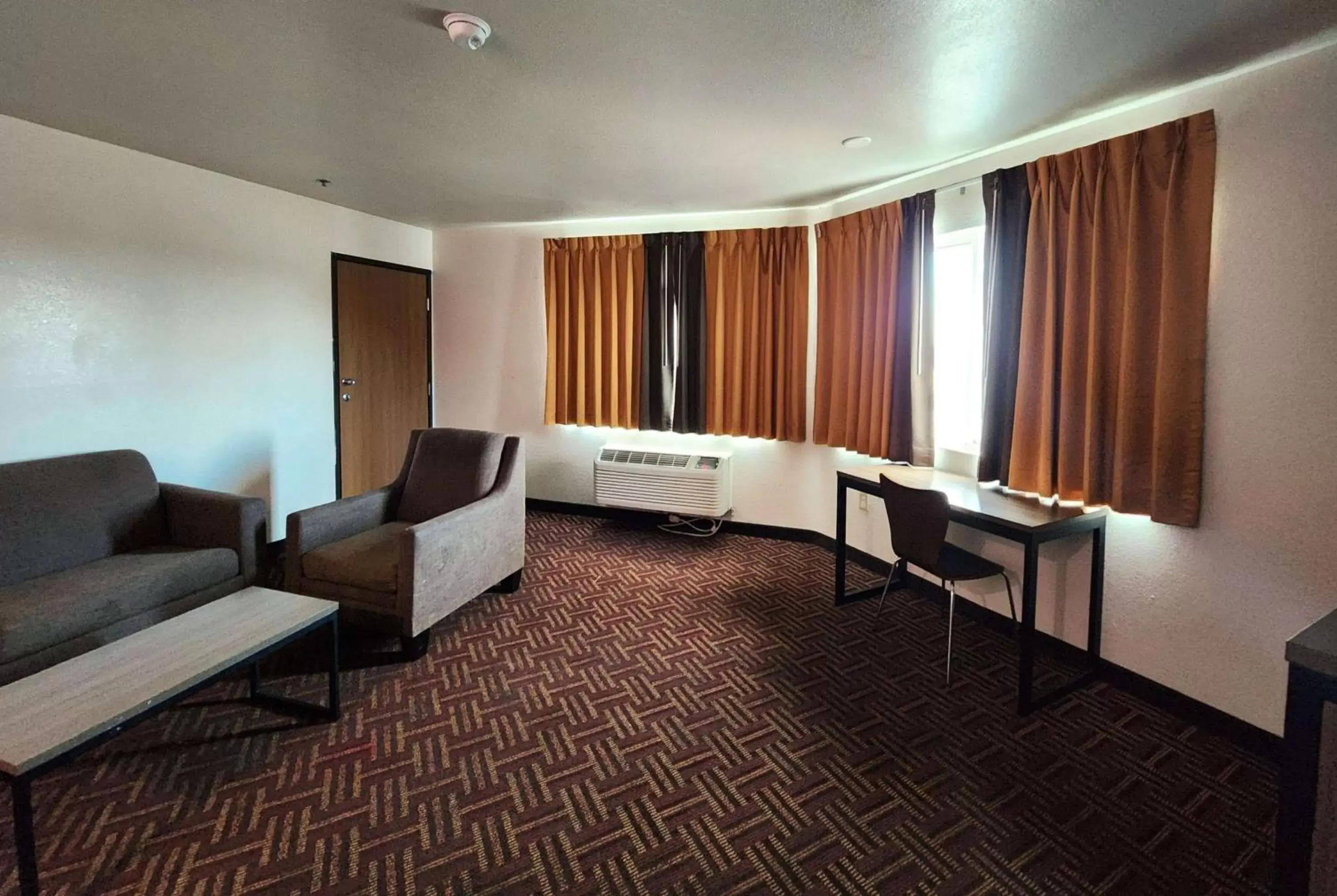 Photo of the whole room in Super 8 by Wyndham Austin North/University Area