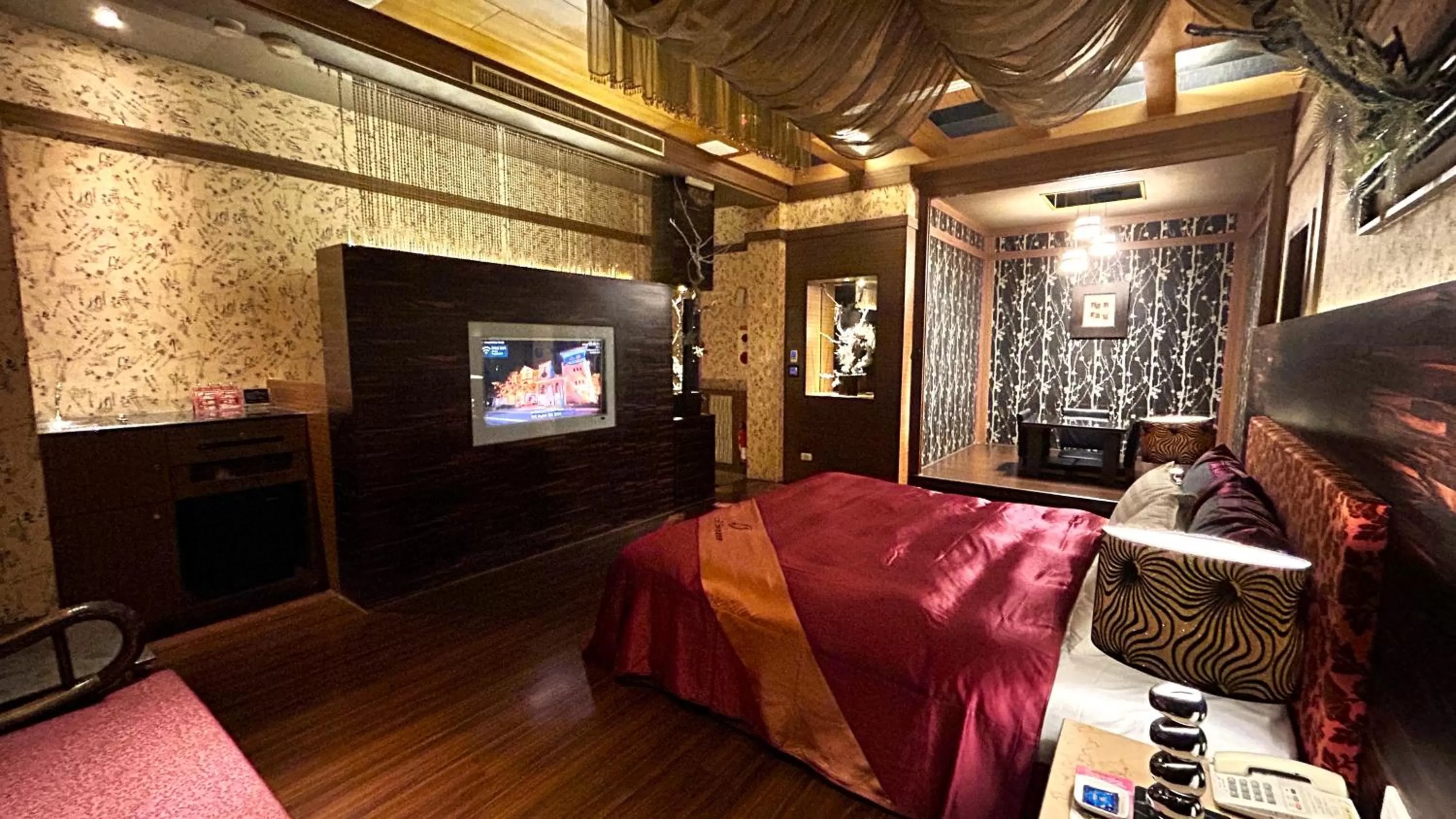 Photo of the whole room in Shining Motel