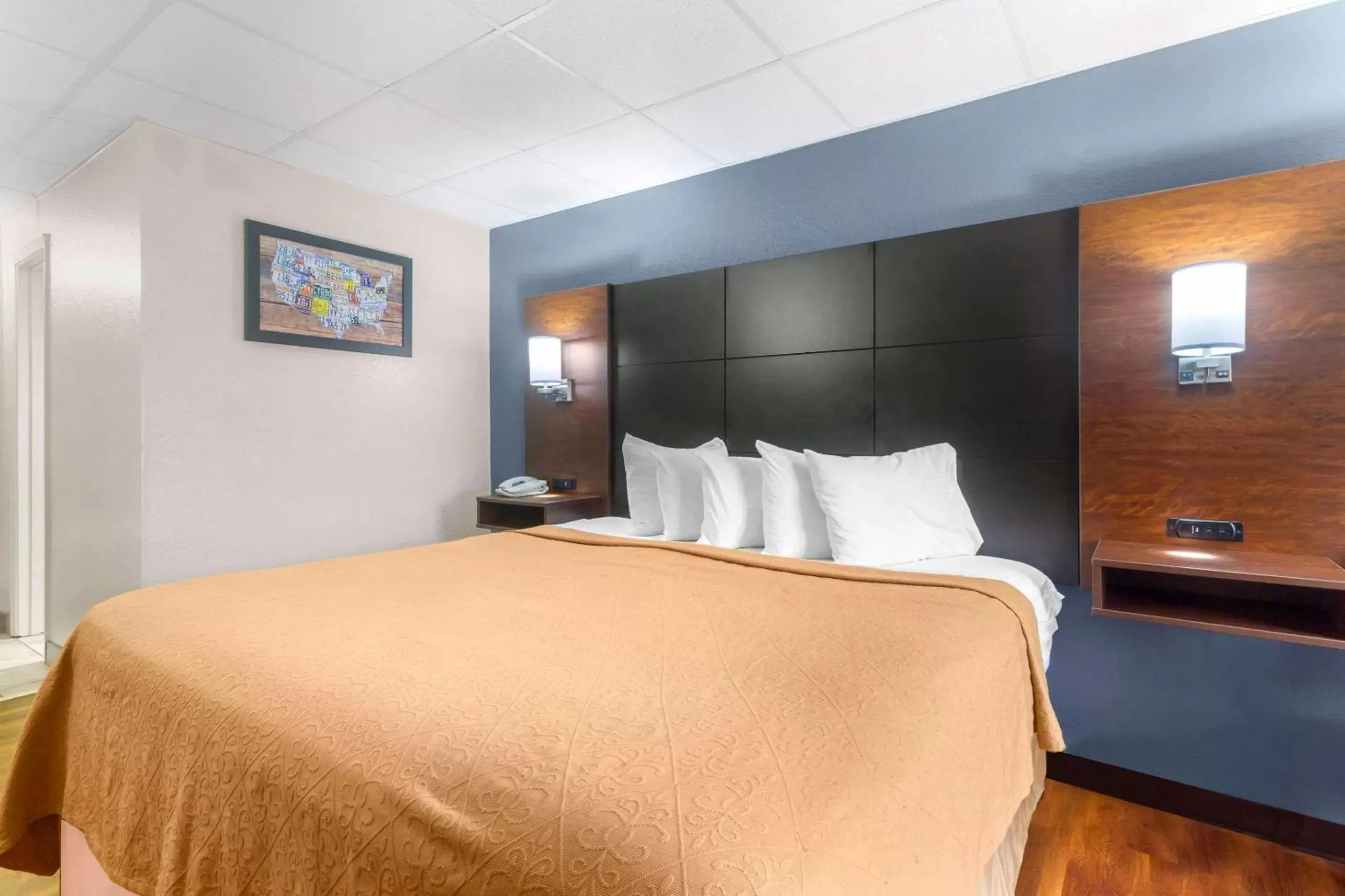 Photo of the whole room, Bed in Econo Lodge Inn & Suites at the Convention Center