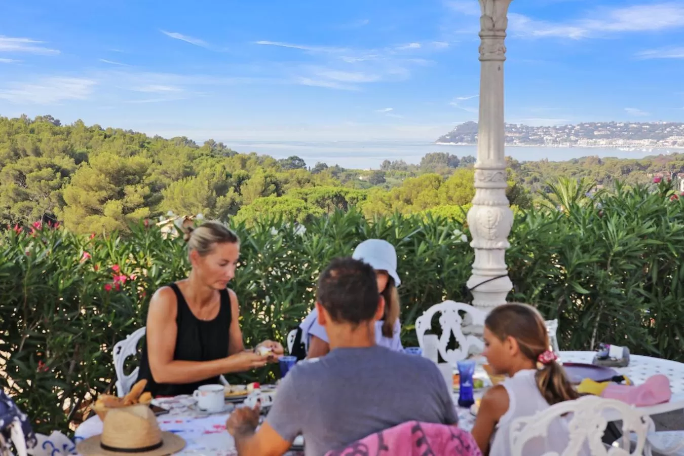 People in Le Château de Mei Lese