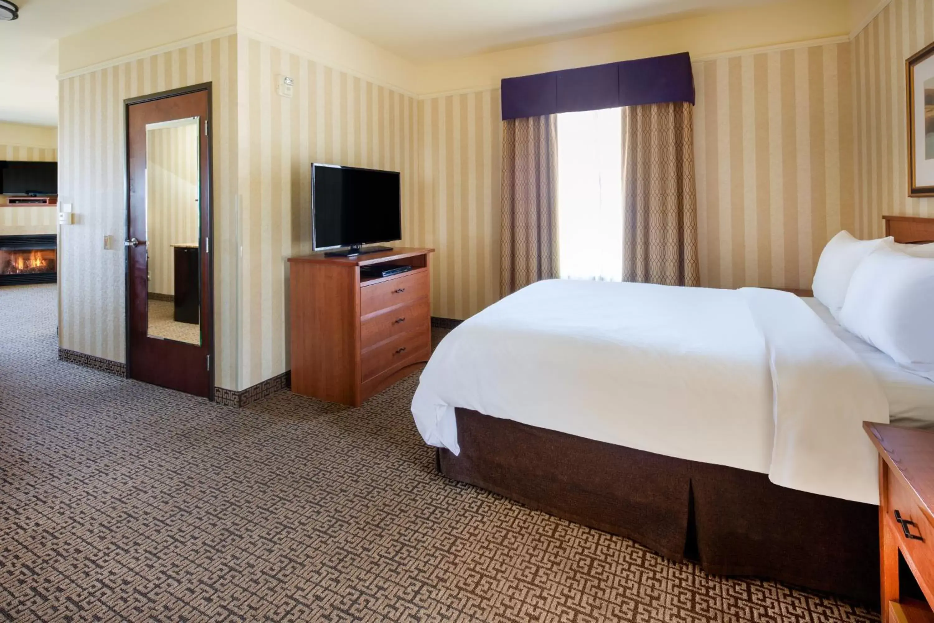 Photo of the whole room, Bed in Holiday Inn Express Hotel & Suites Astoria, an IHG Hotel