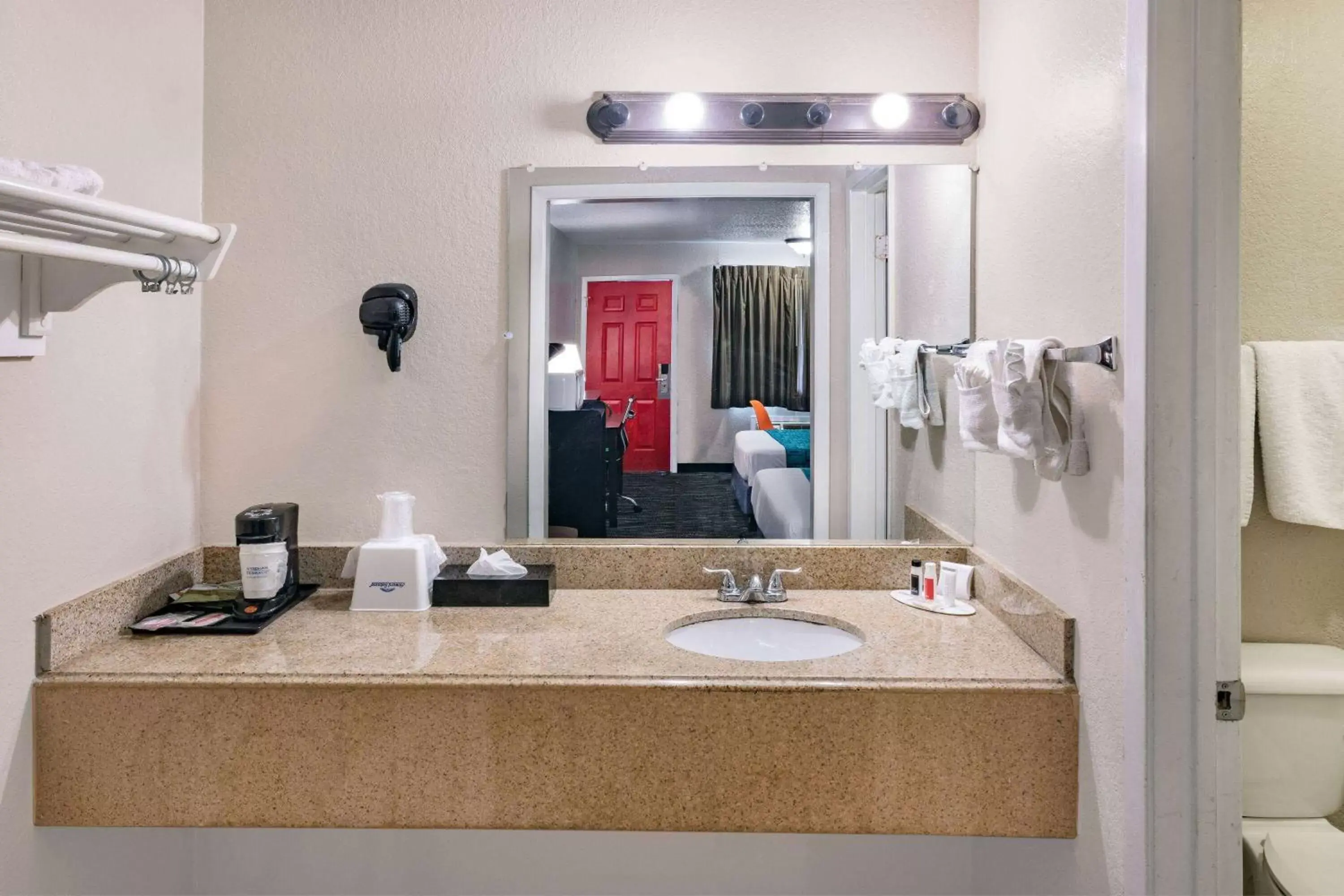 TV and multimedia, Bathroom in Howard Johnson by Wyndham Houston Hobby