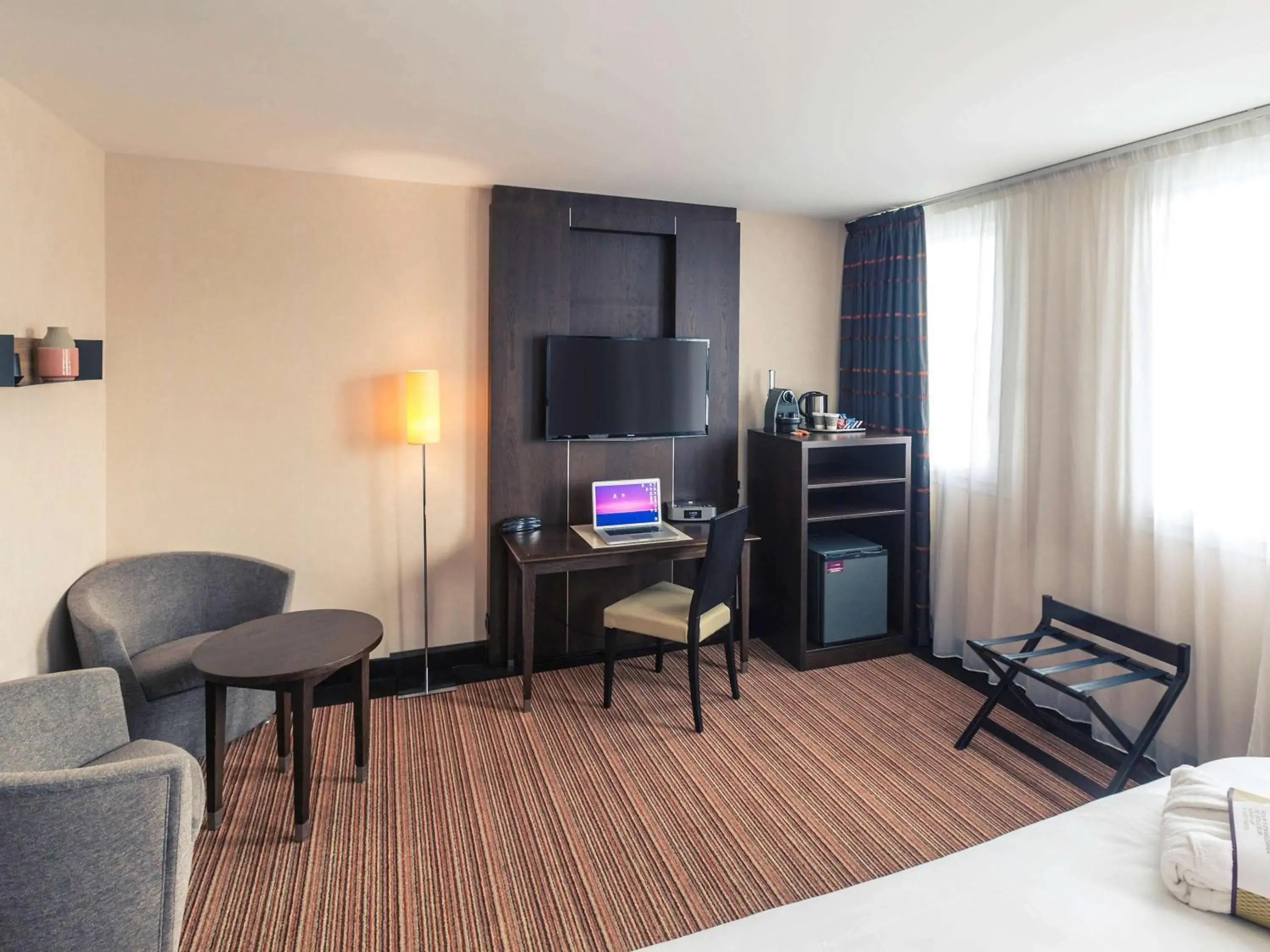 Photo of the whole room, TV/Entertainment Center in Hotel Mercure Rennes Cesson