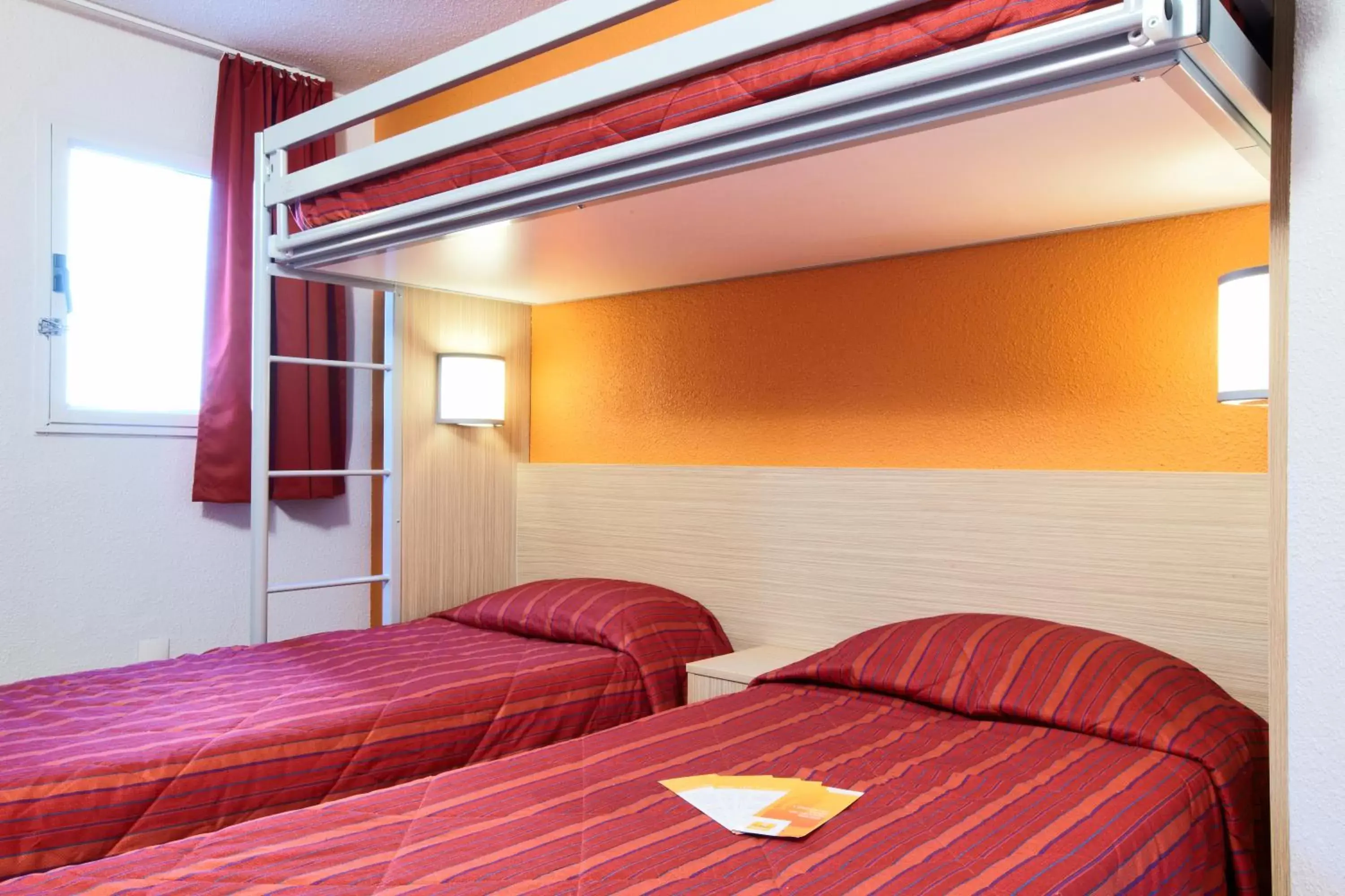 Photo of the whole room, Bed in Premiere Classe Montreuil