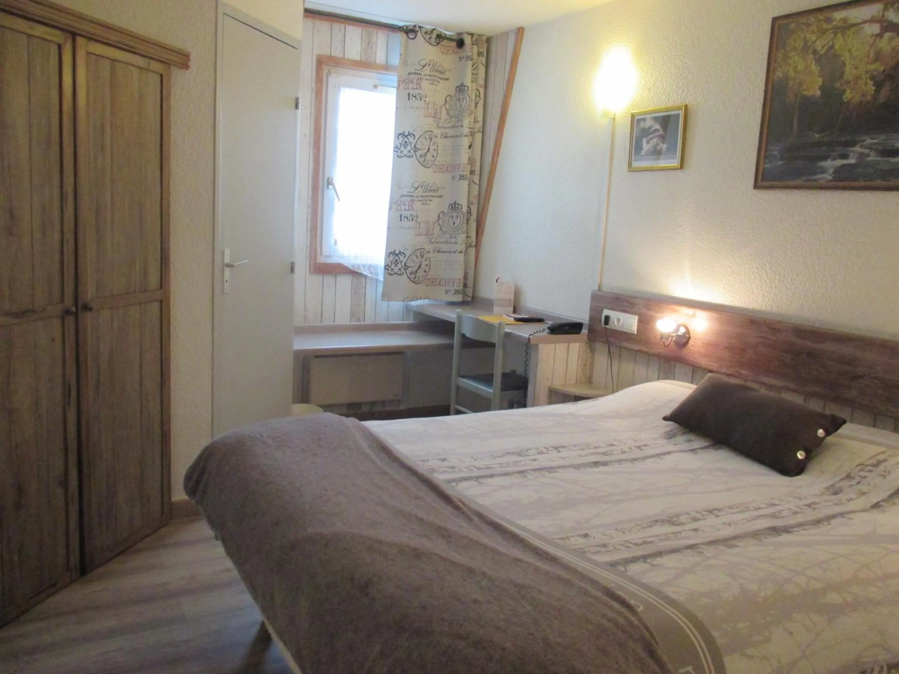 Photo of the whole room, Bed in Contact Hôtel Come Inn