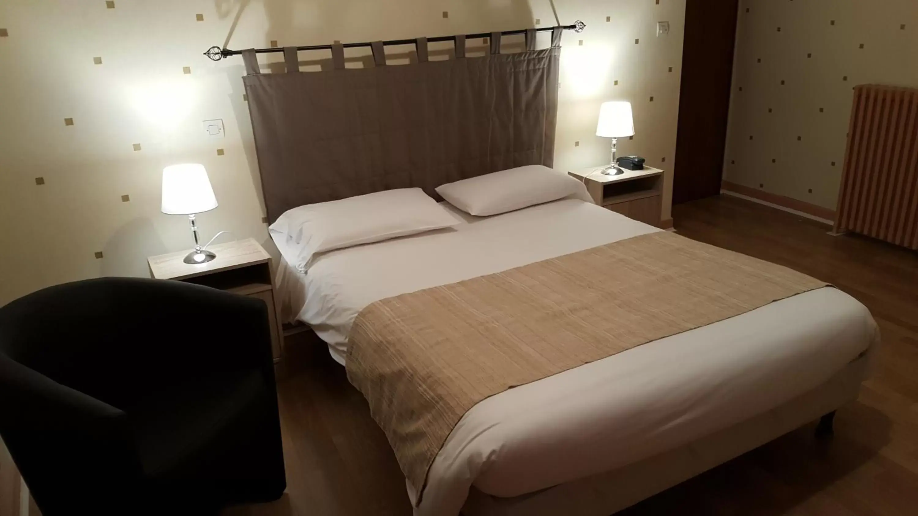 Photo of the whole room, Bed in Hotel Le Bon Laboureur