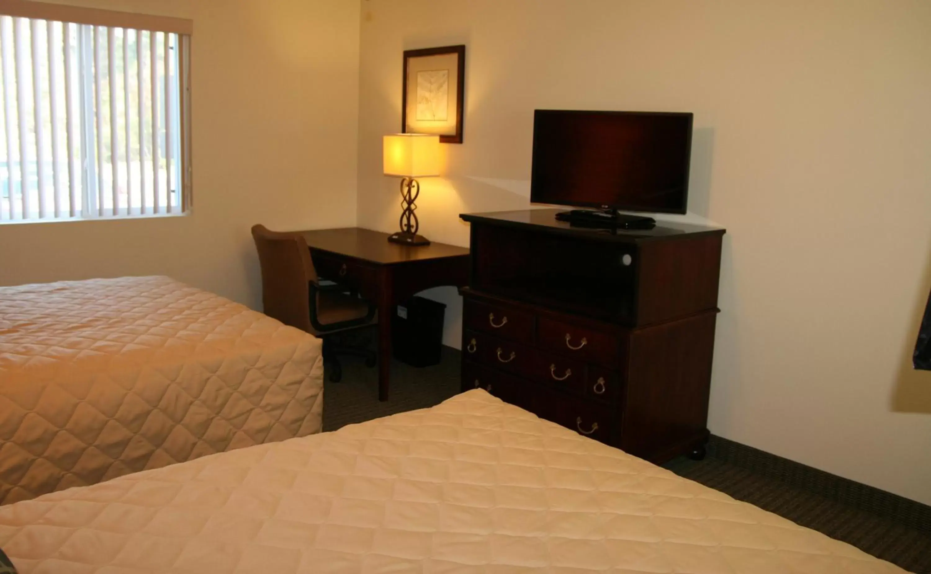 Bedroom, TV/Entertainment Center in Affordable Suites - Fayetteville/Fort Bragg