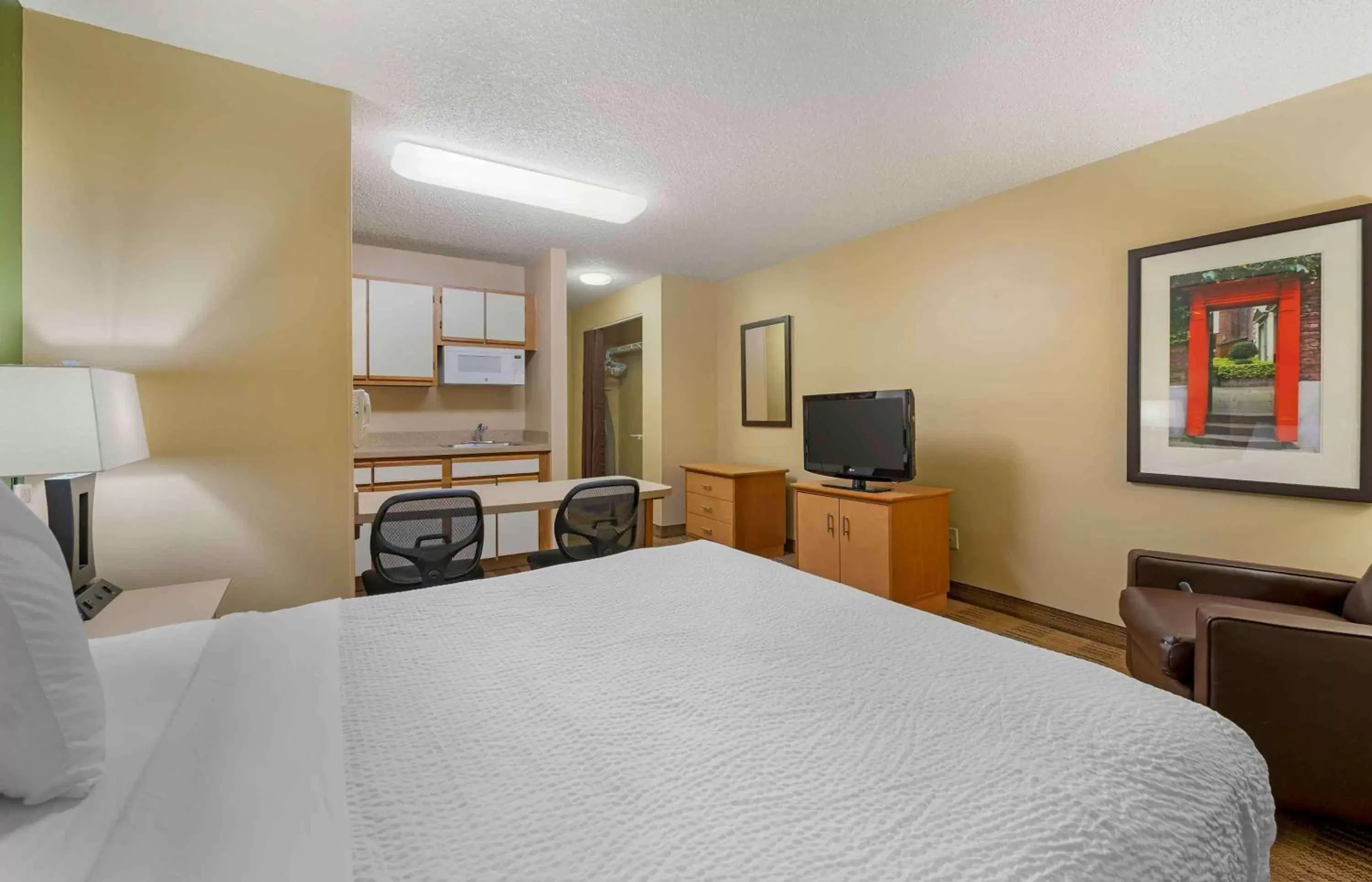 Bedroom, Bed in Extended Stay America Select Suites - Detroit - Ann Arbor - University South