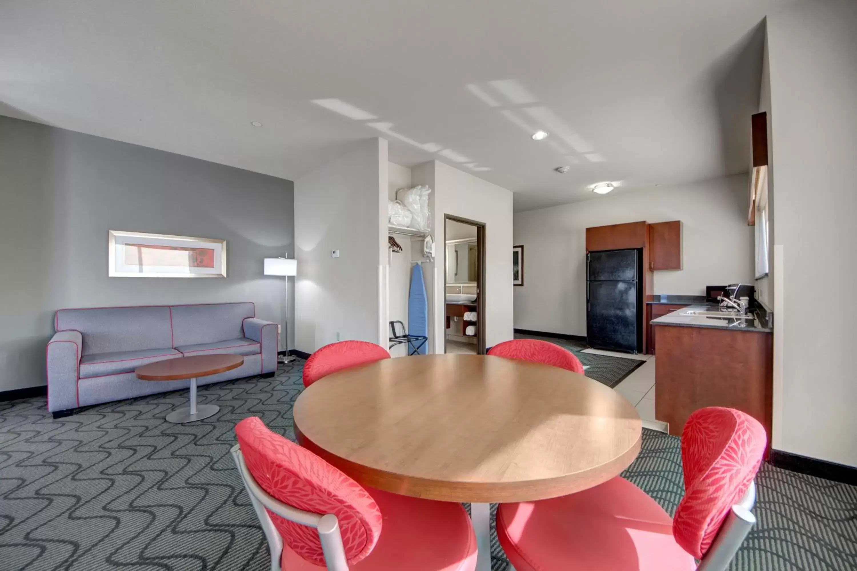 Photo of the whole room, Seating Area in Holiday Inn Express and Suites Oklahoma City North, an IHG Hotel