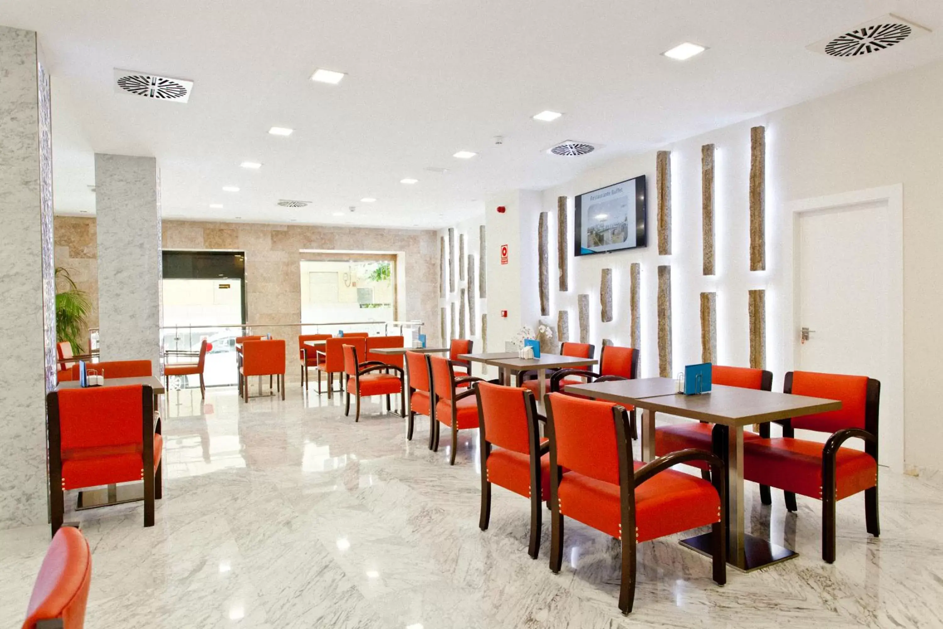 Communal lounge/ TV room, Restaurant/Places to Eat in Porcel Sabica