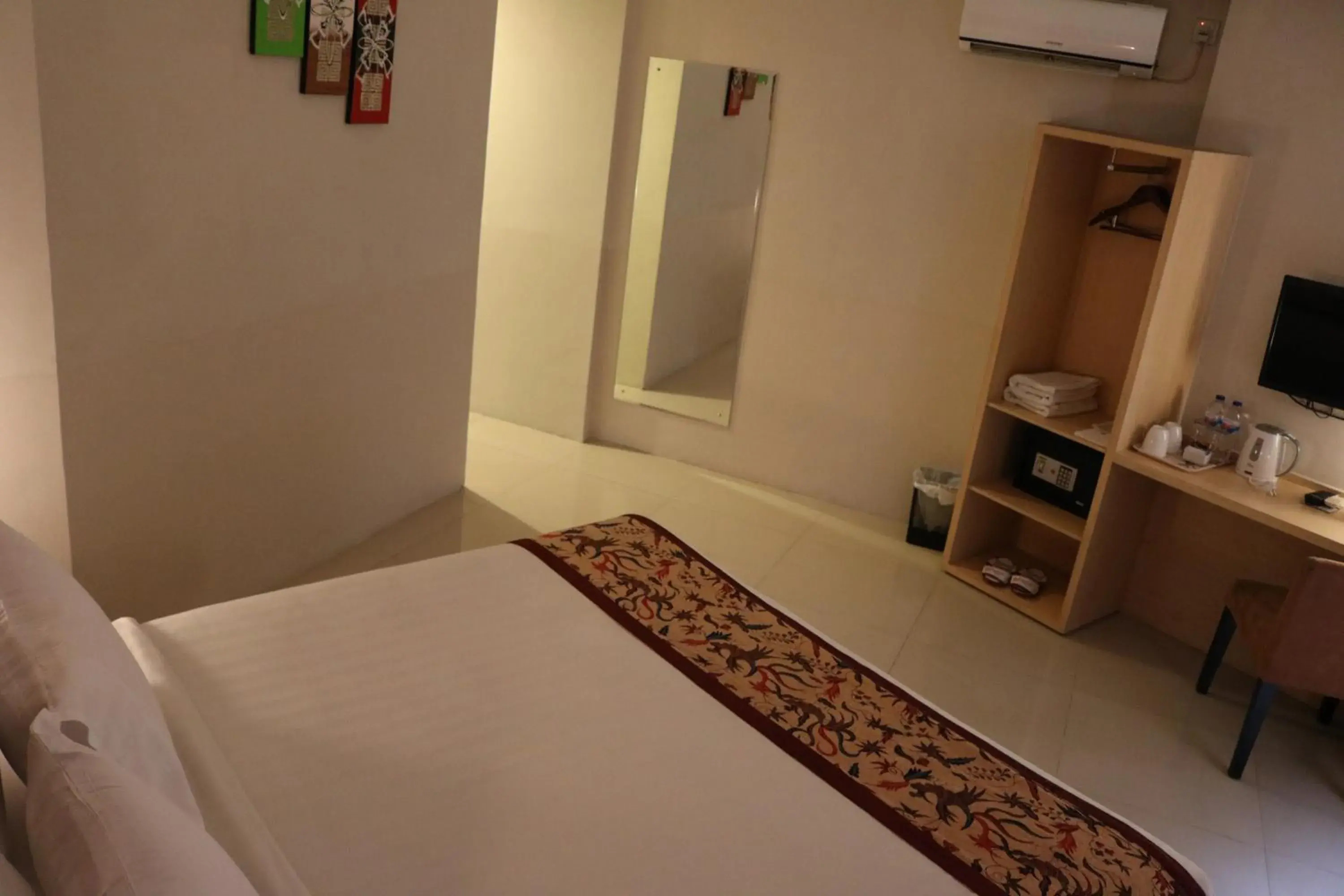 Photo of the whole room, Bed in Bekizaar Hotel Surabaya