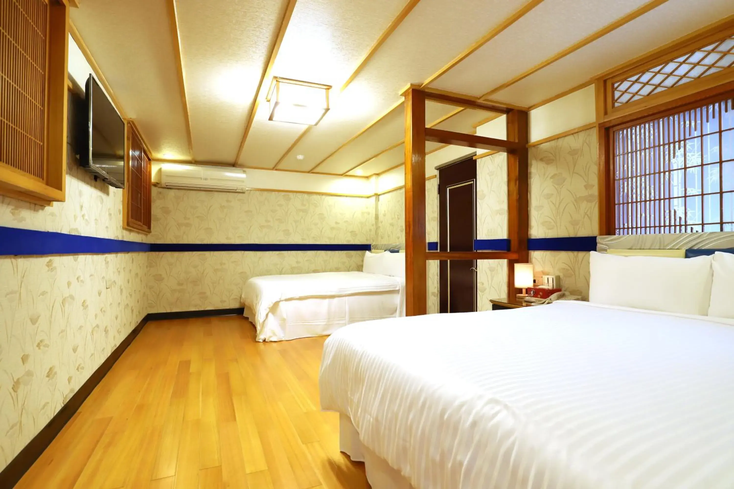 Photo of the whole room, Bed in Phoenix Pavilion Hot Spring Hotel