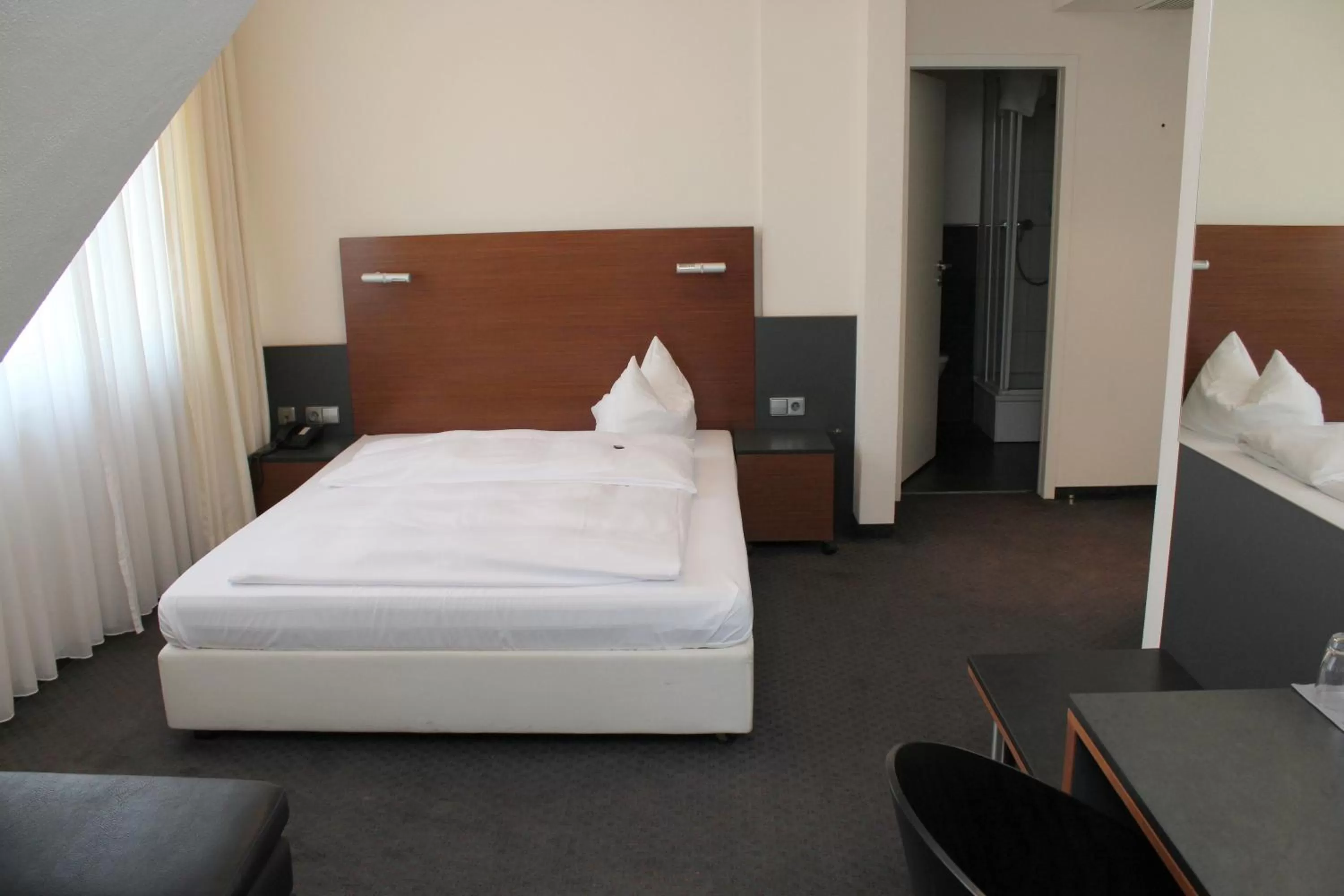 Bedroom, Bed in Hotel am Hirschgarten