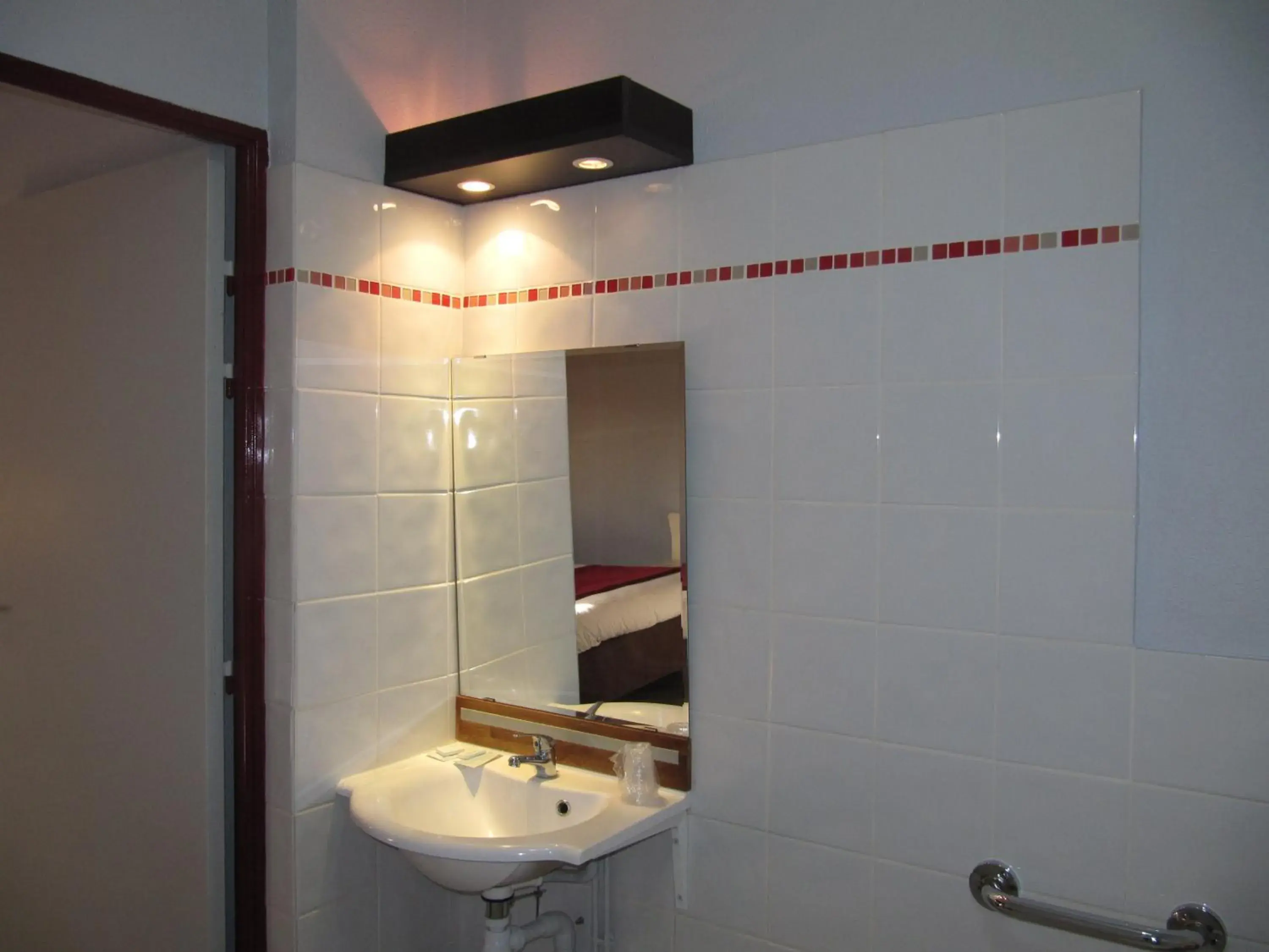 Bathroom in Brit Hotel Essentiel Sète / Balaruc