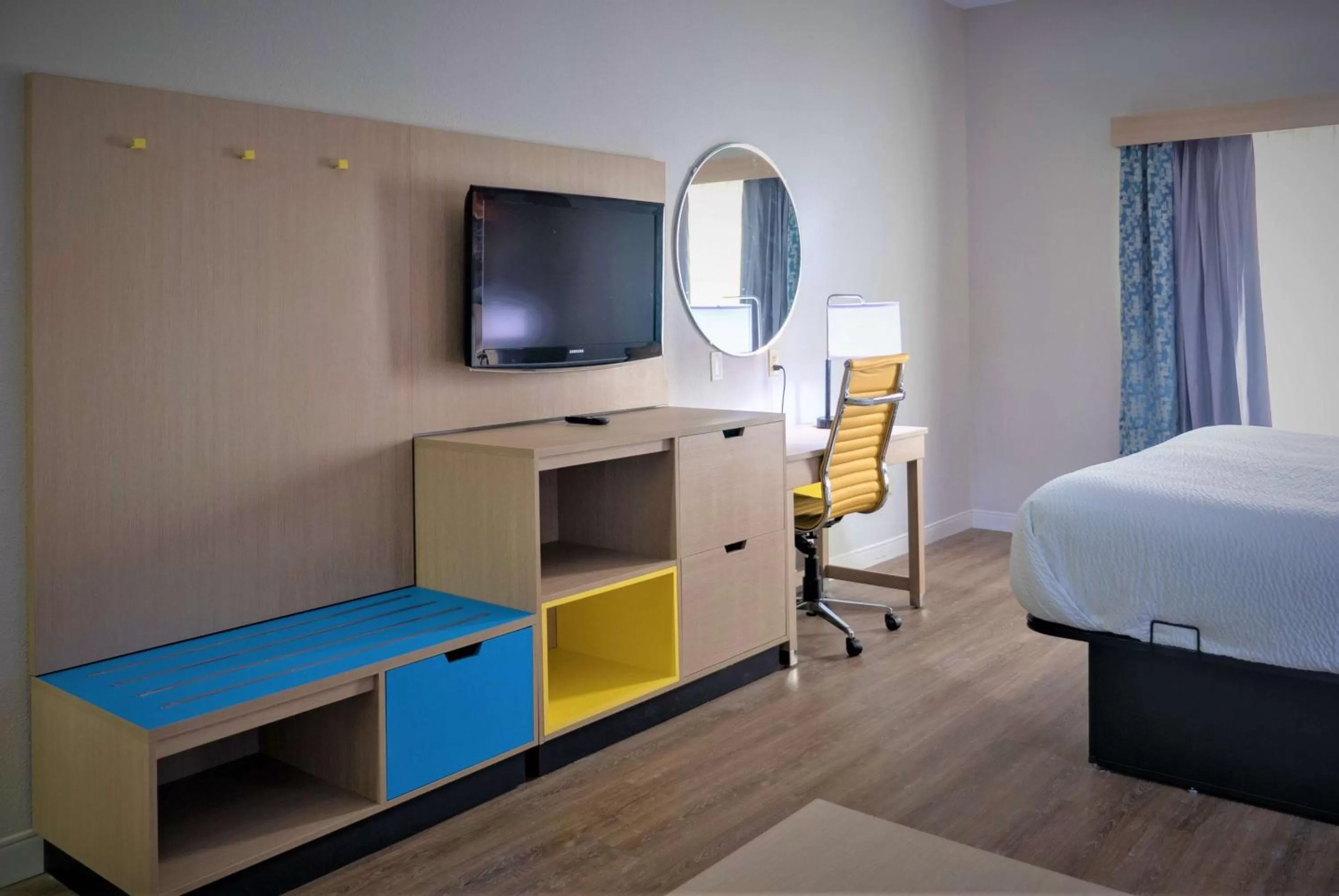 Bed in Days Inn & Suites by Wyndham Savannah North I-95