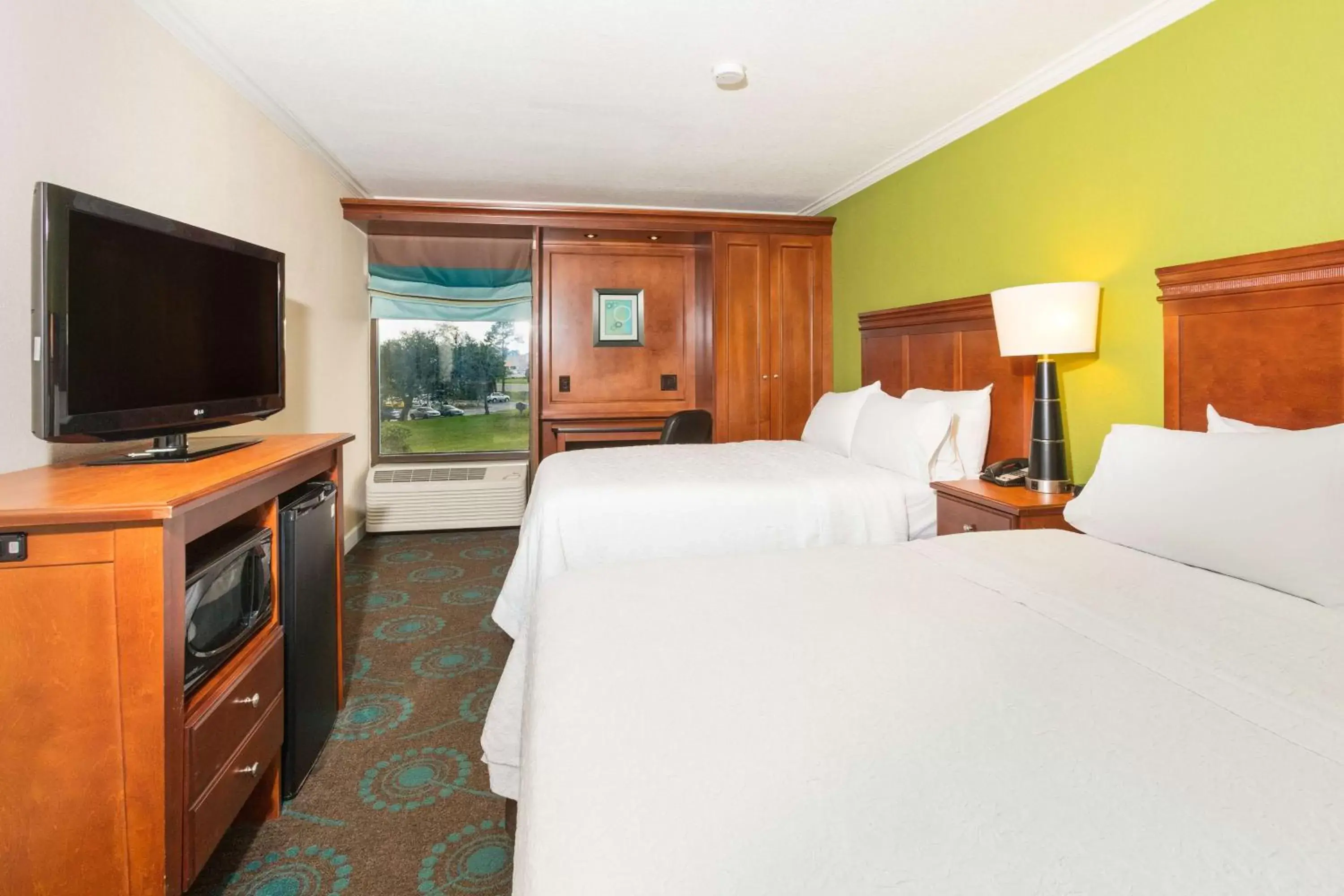 Bed, TV/Entertainment Center in Hampton Inn Daytona Speedway-Airport