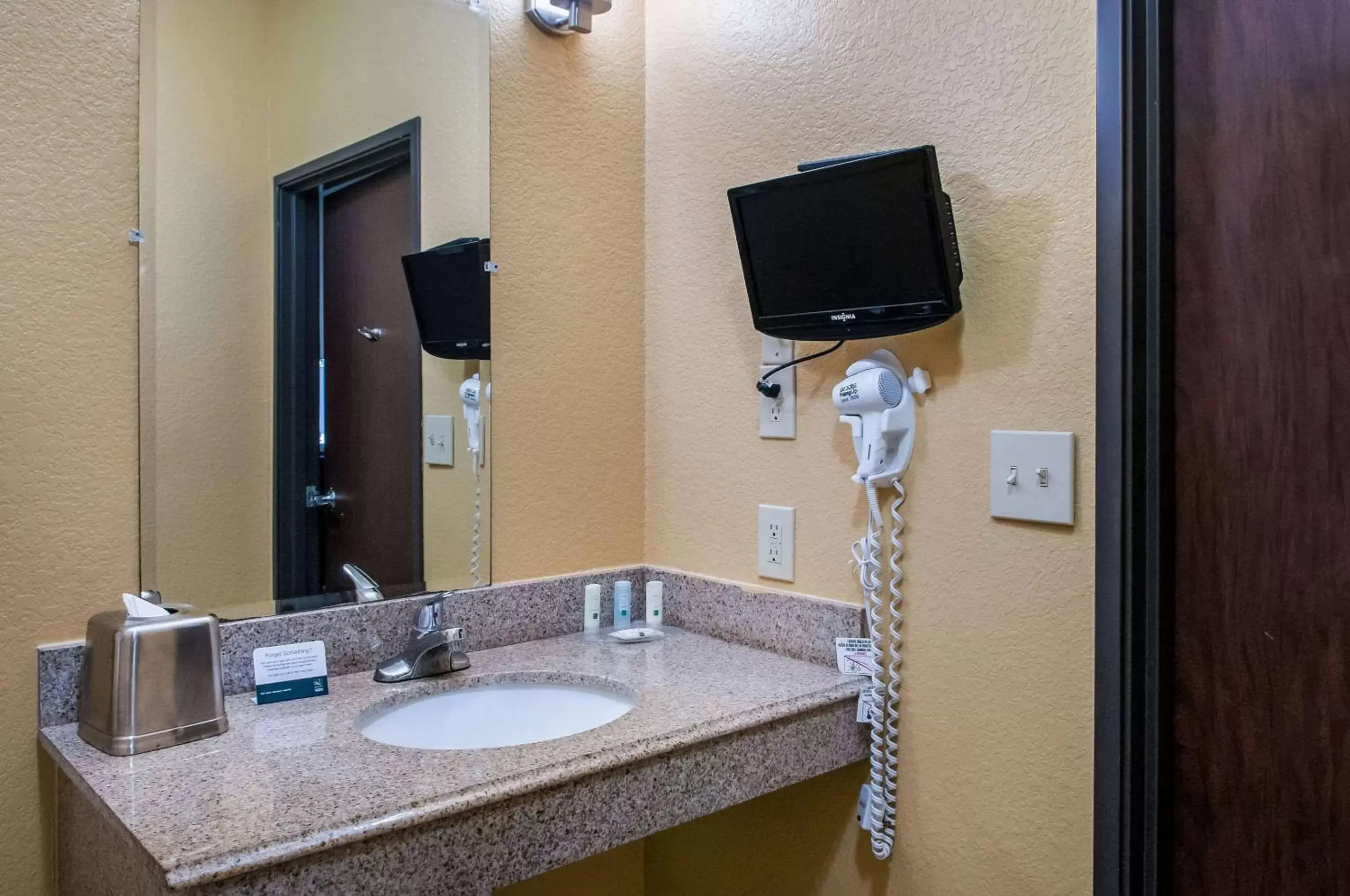Photo of the whole room, Bathroom in Quality Inn & Suites Slidell