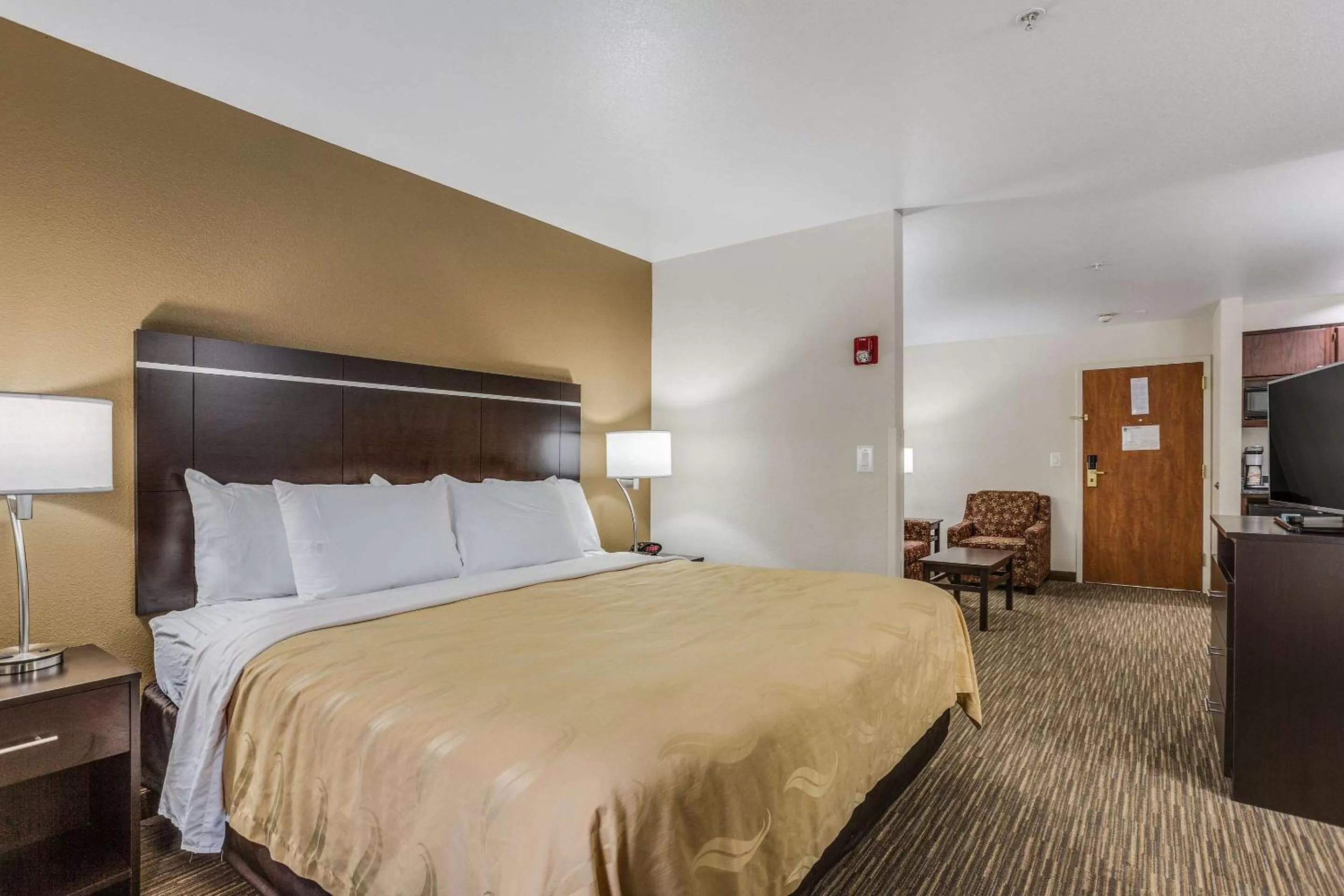 Photo of the whole room, Bed in Quality Inn & Suites Meridian - West Boise