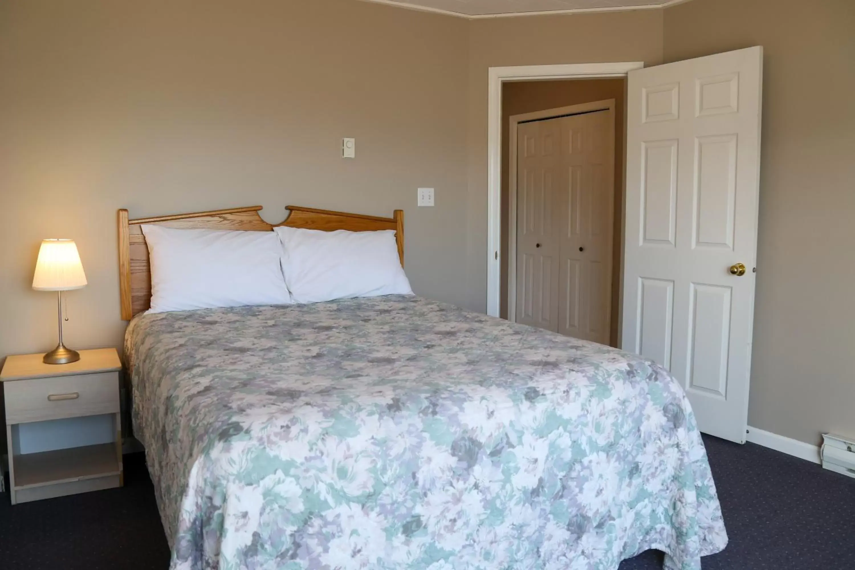 Bedroom, Bed in Richter Pass Beach Resort