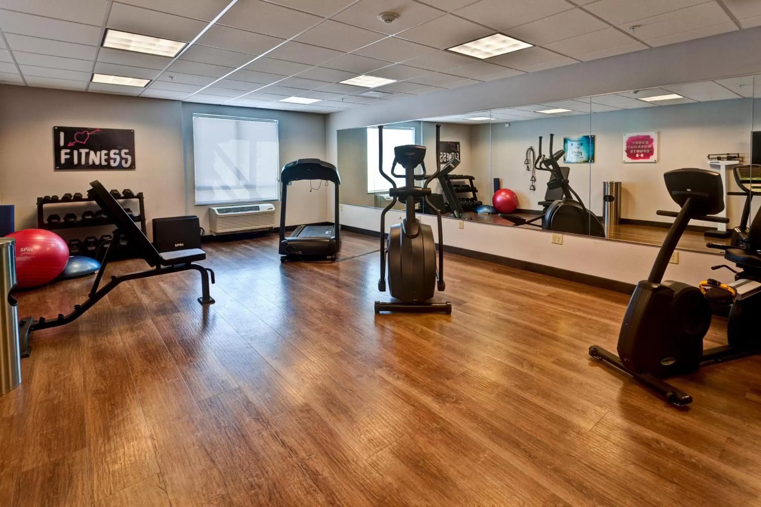 Spa and wellness centre/facilities, Fitness Center/Facilities in Holiday Inn Express Hutchison, an IHG Hotel