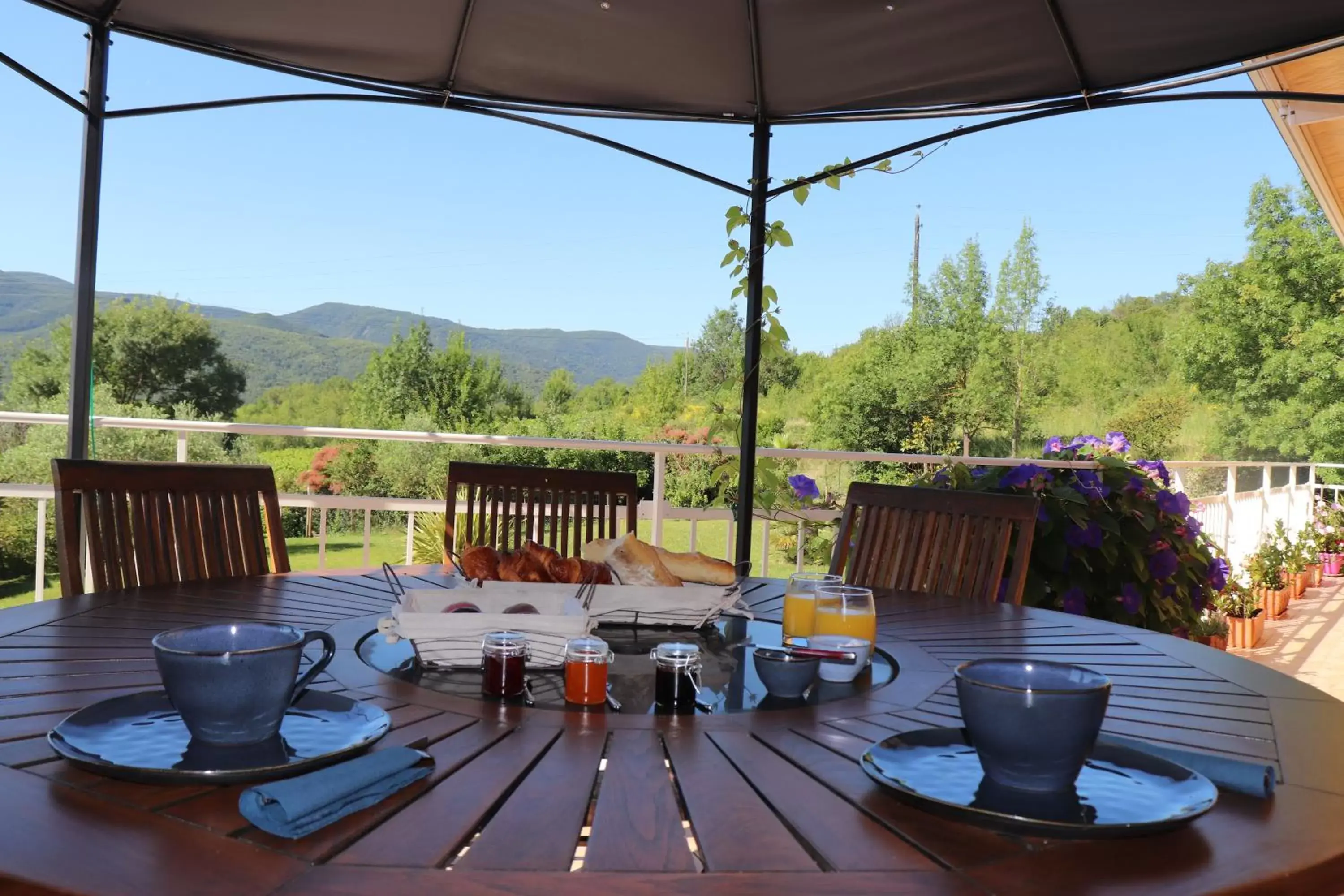 Balcony/Terrace, Restaurant/Places to Eat in chambres d'hôtes du capimont