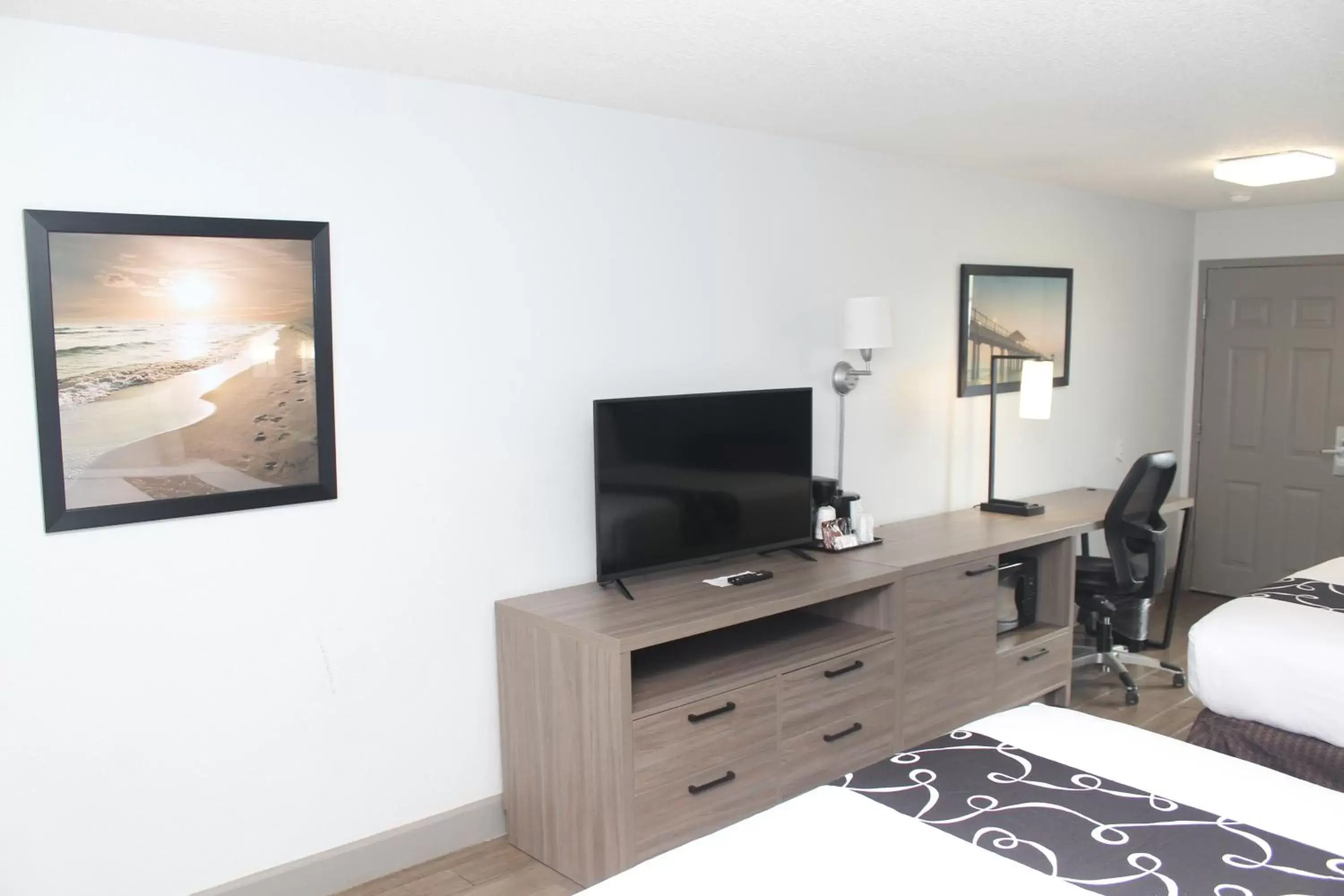 TV and multimedia, TV/Entertainment Center in La Quinta by Wyndham Oceanfront Daytona Beach