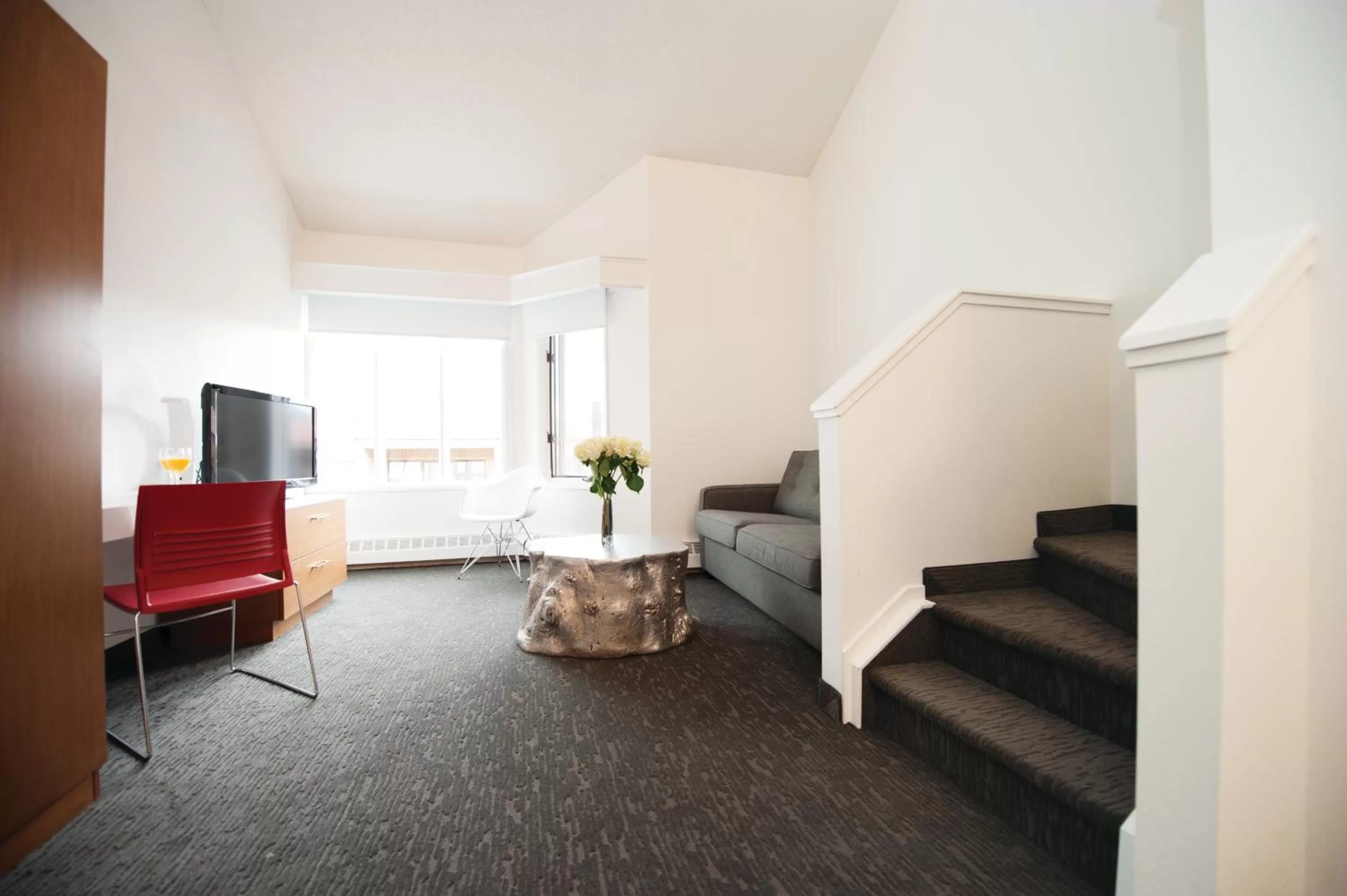 Living room in Elk + Avenue Hotel