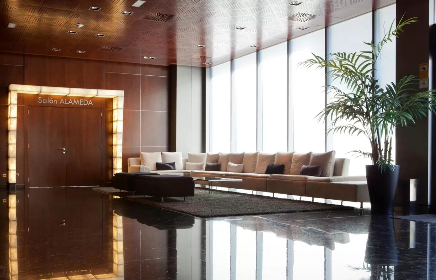 Lobby or reception in Hotel Maydrit Airport