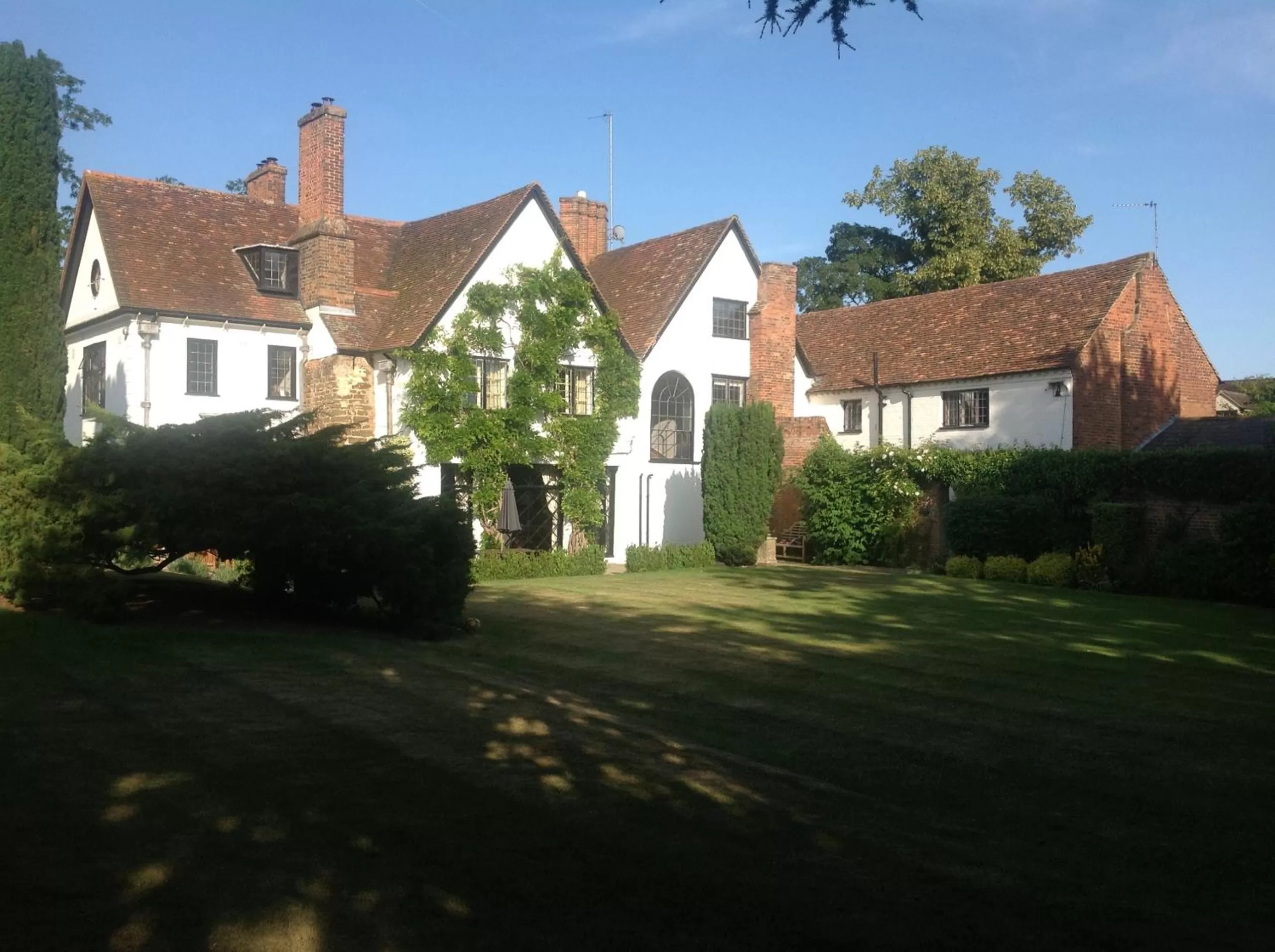 Property building in B&B Harlington Manor