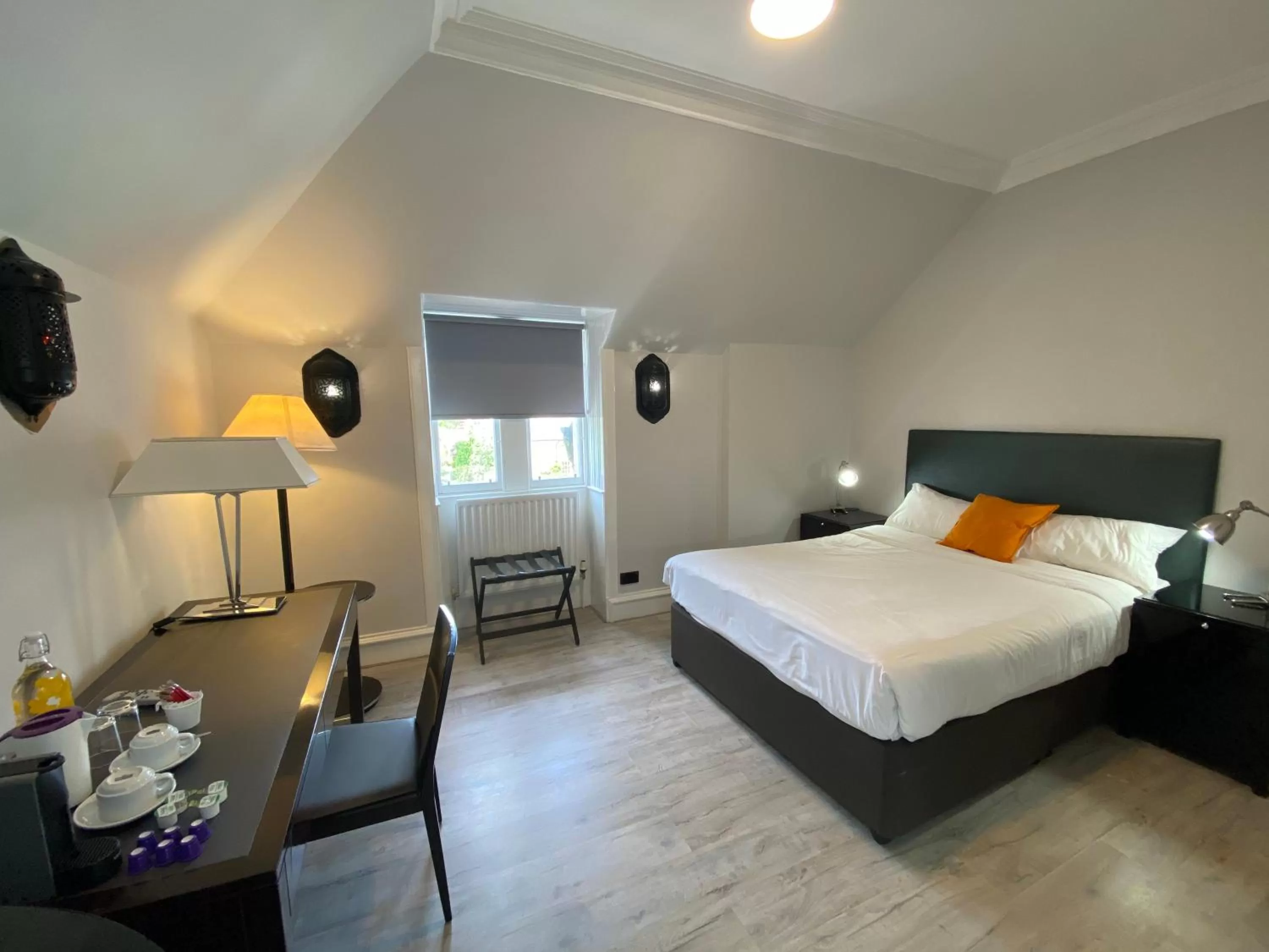 Photo of the whole room, Bed in No6 West Coates