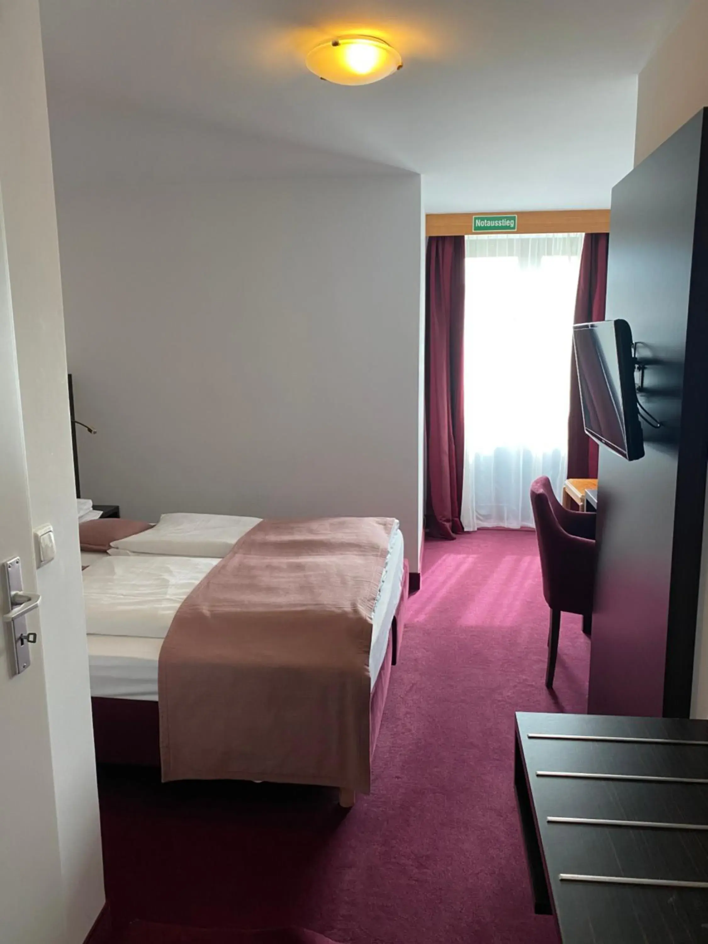 Property building, Bed in Hotel Montree