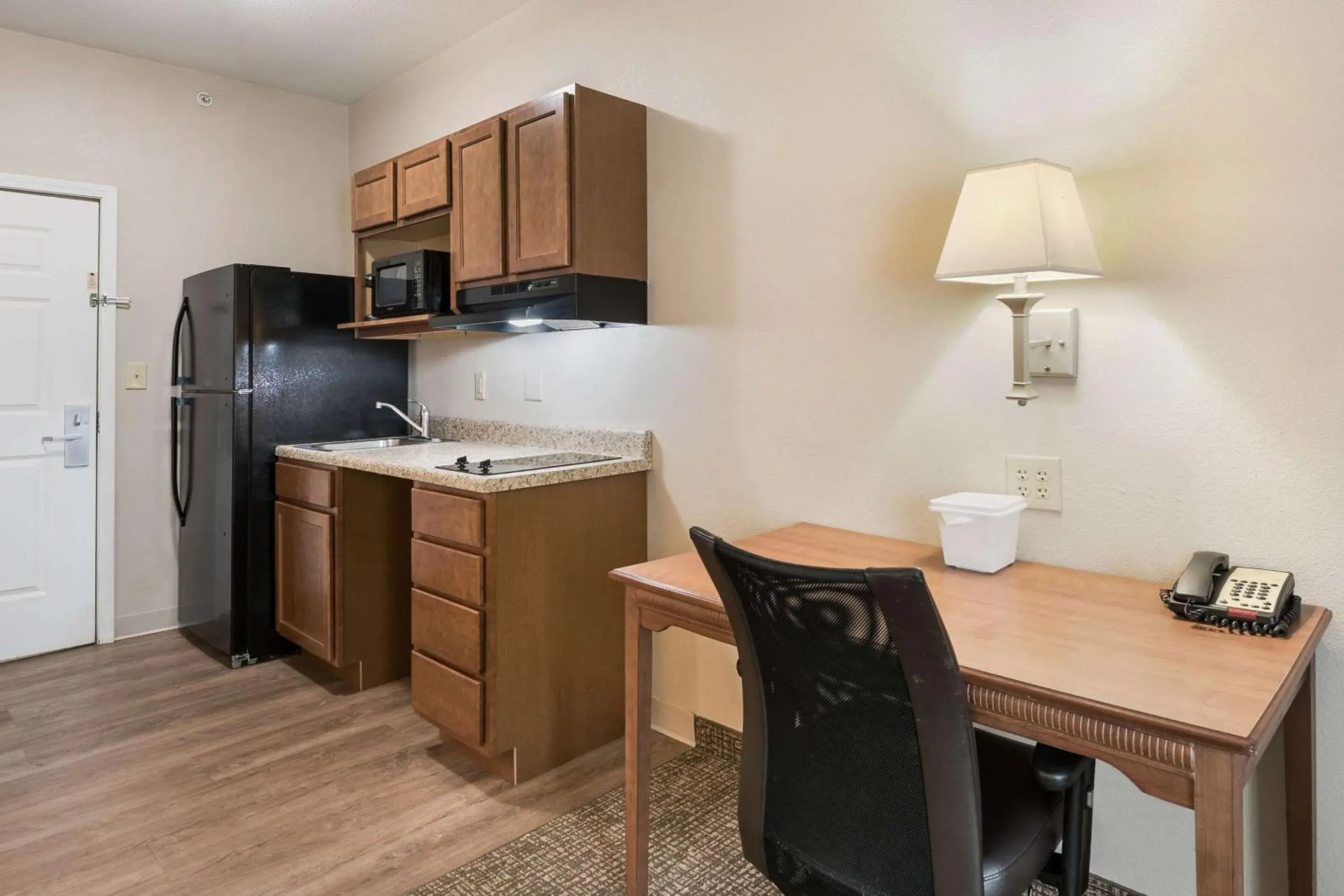 Bedroom, Kitchen/Kitchenette in Suburban Studios Waterloo