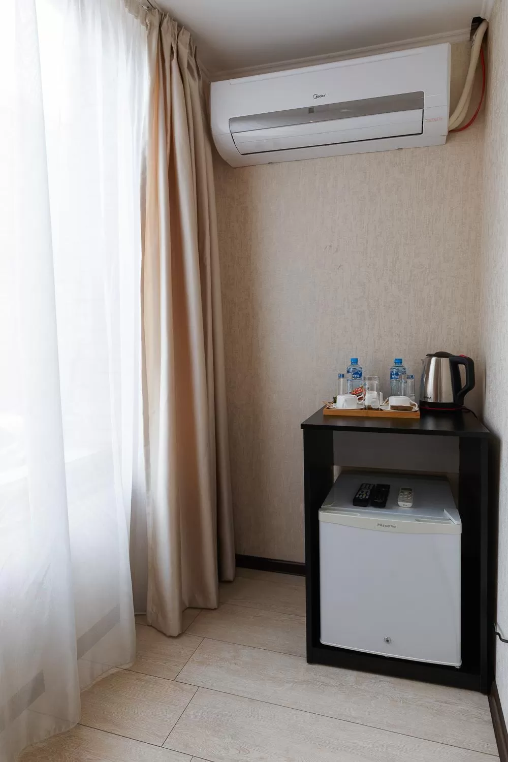 Coffee/tea facilities, Kitchen/Kitchenette in Aura Plaza Hotel