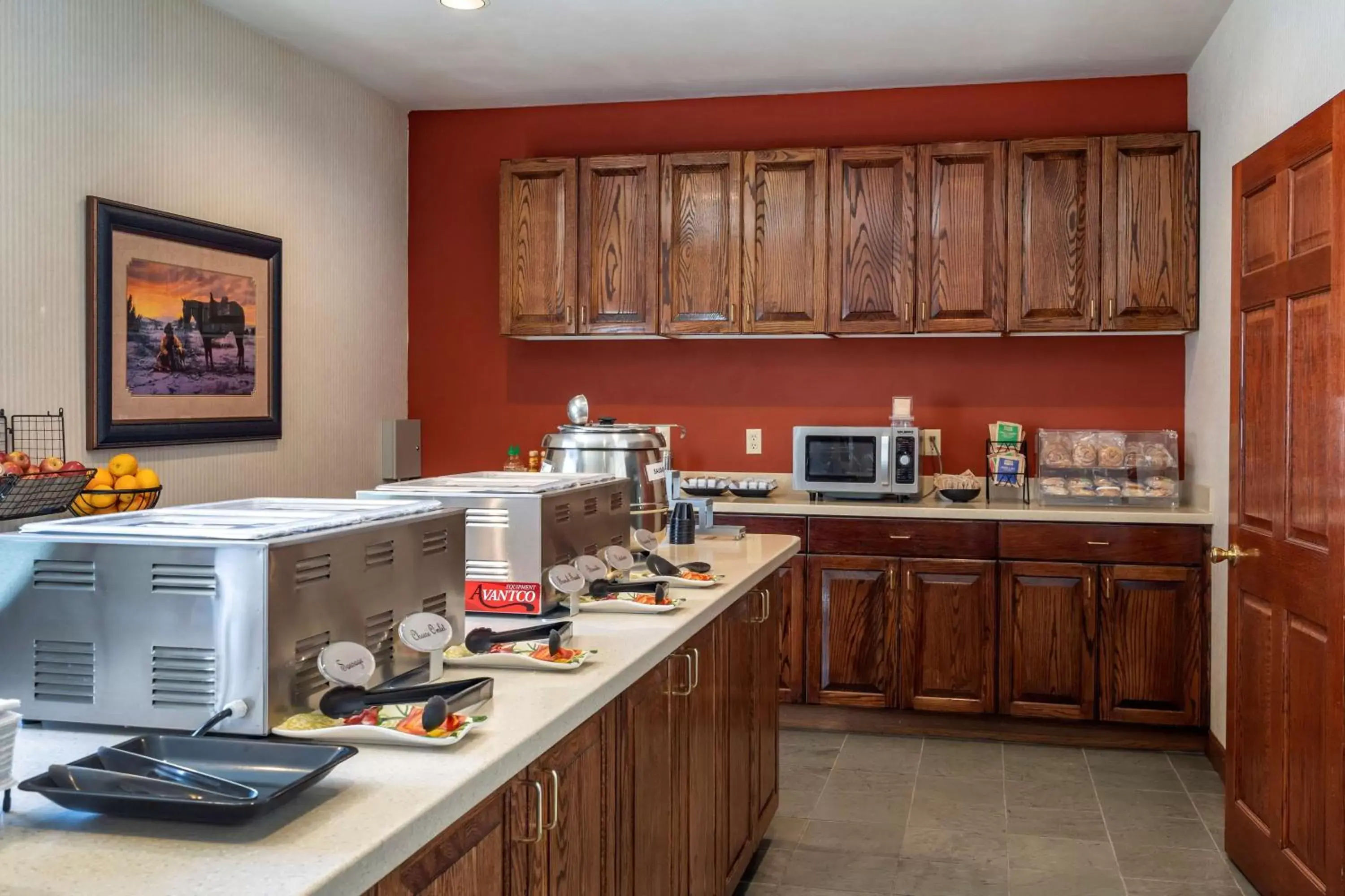 Breakfast, Kitchen/Kitchenette in Best Western Desert Inn