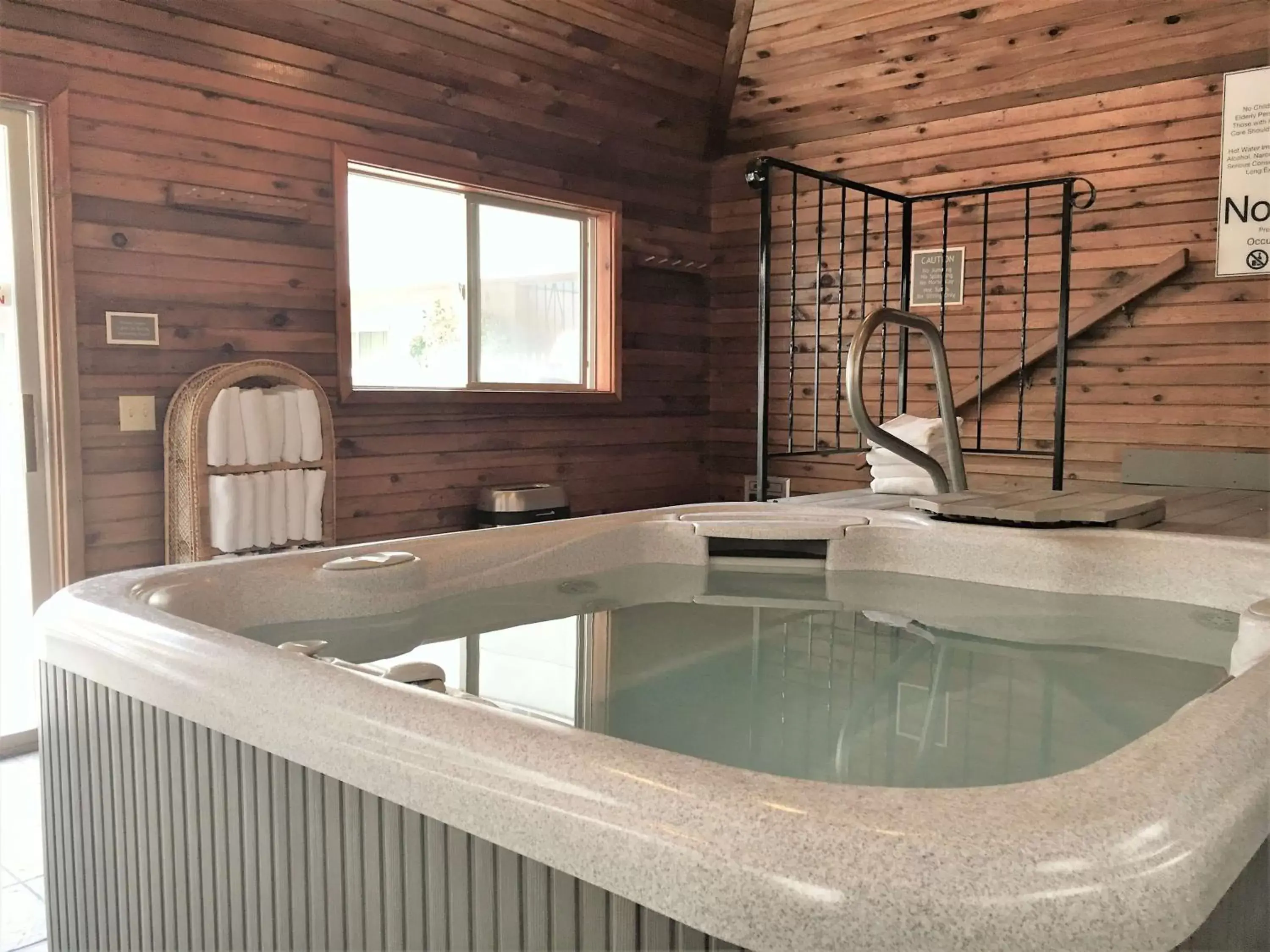 Hot Tub, Bathroom in RiverTree Inn & Suites