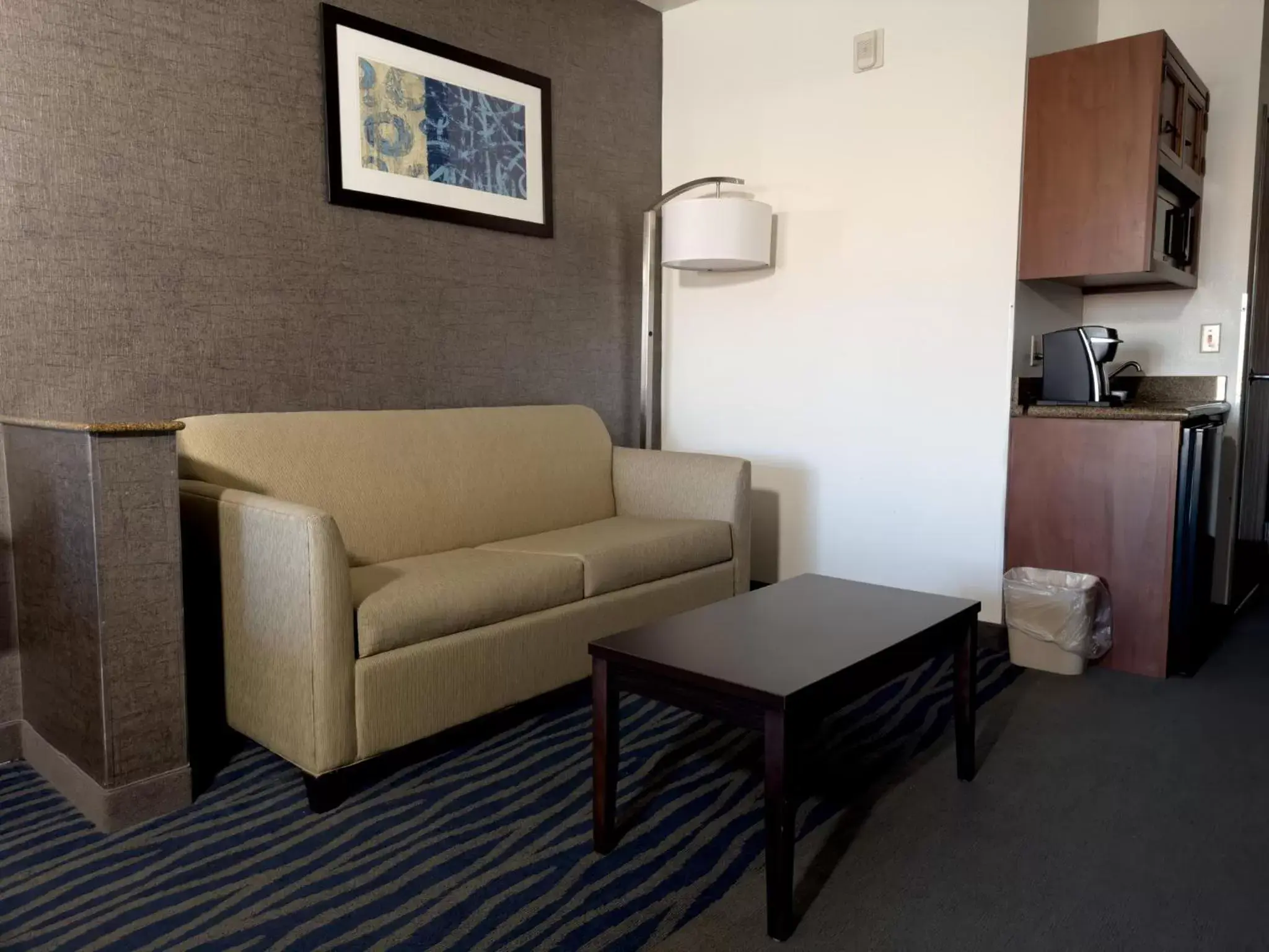 Photo of the whole room, Seating Area in Holiday Inn Express Hotel & Suites Barstow, an IHG Hotel