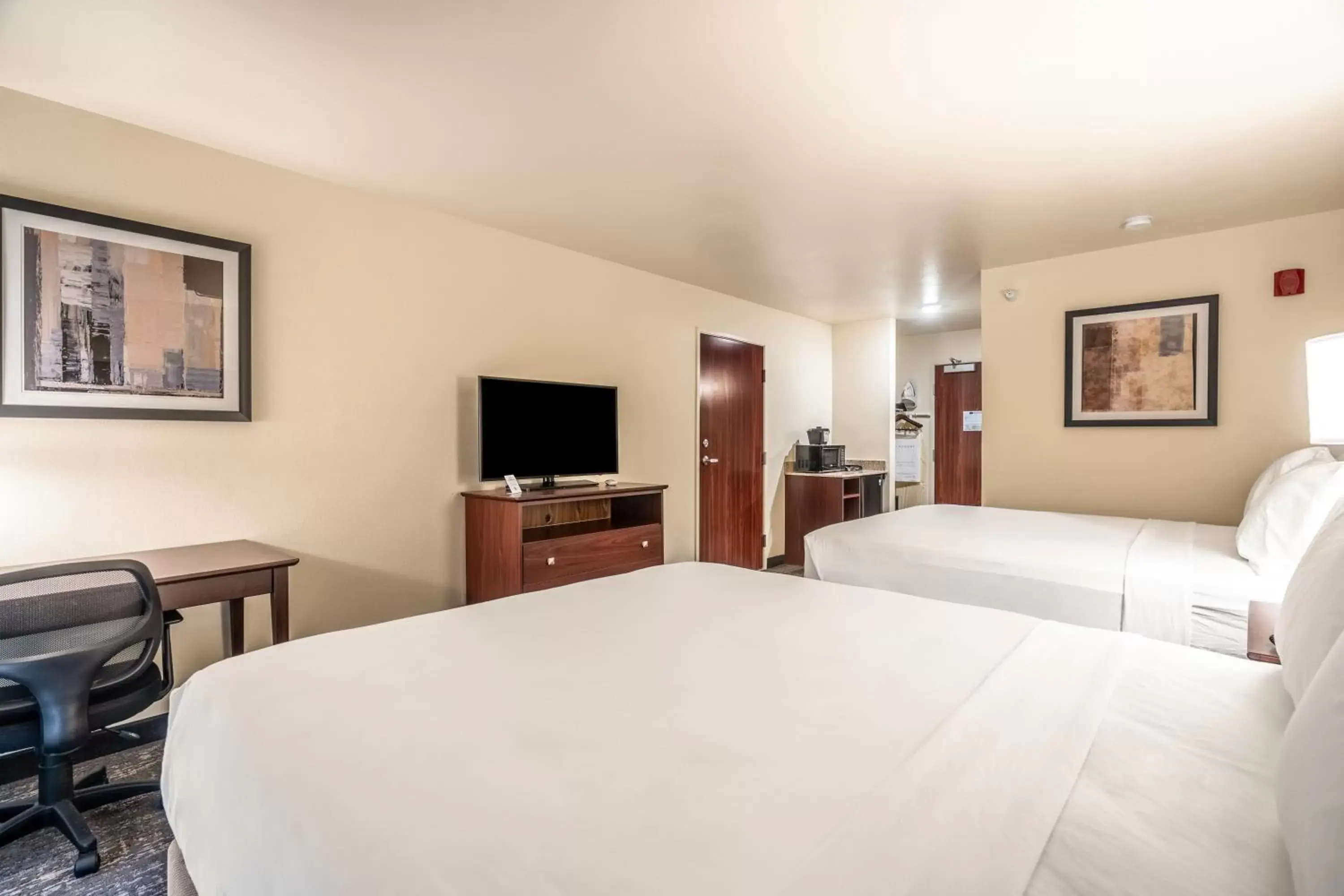 Bed in Cobblestone Hotel & Suites - Morgan