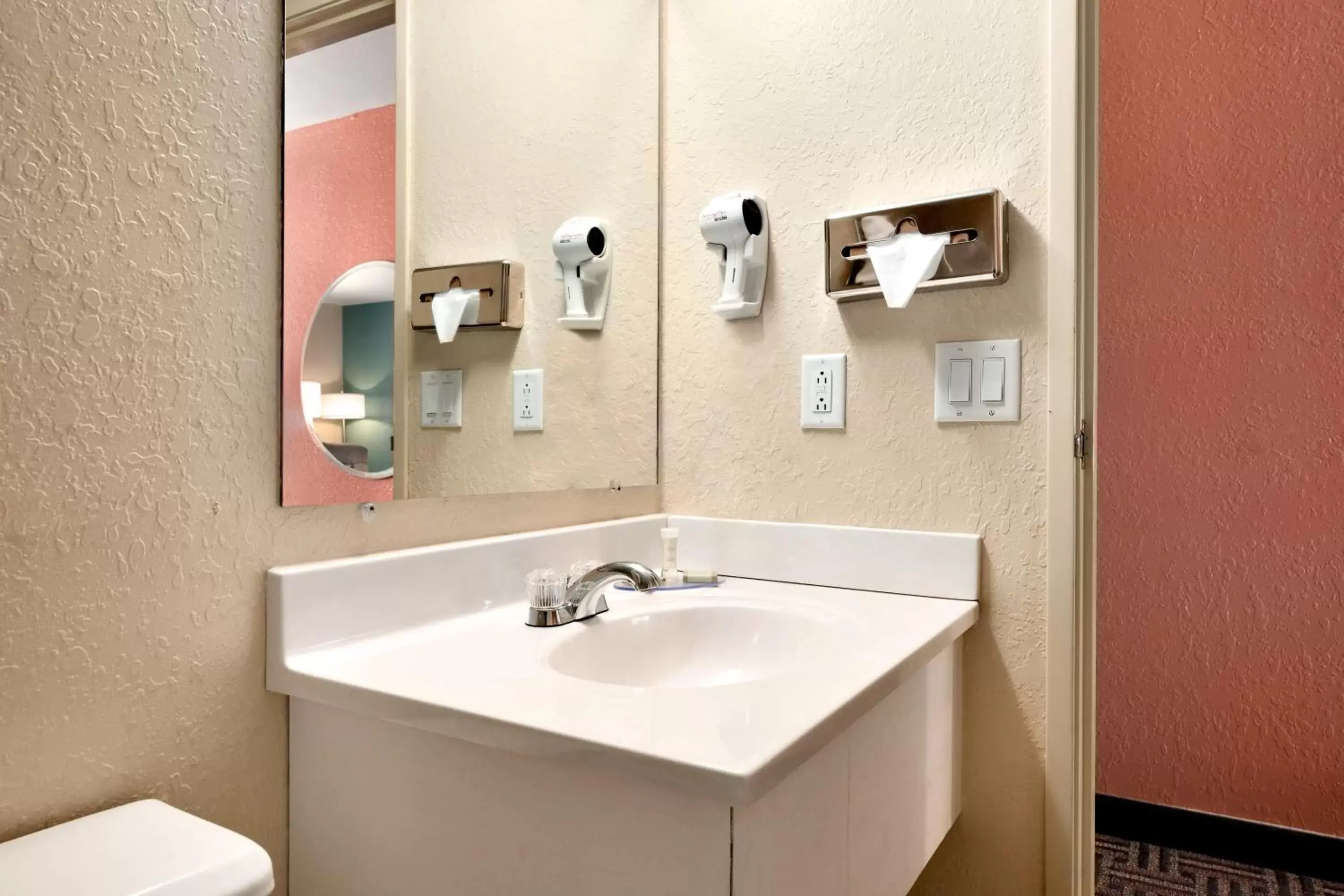 Bathroom in Super 8 by Wyndham Effingham