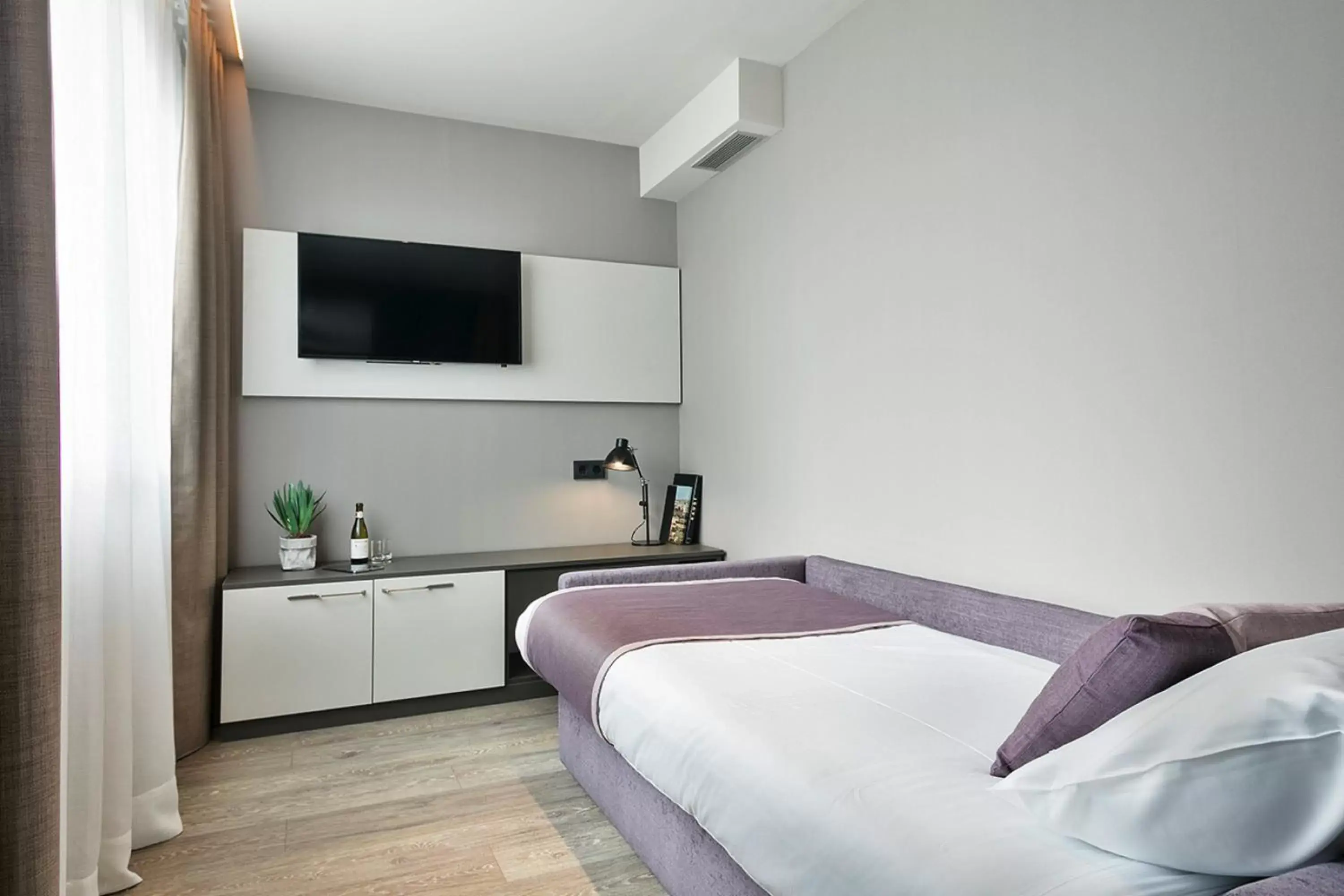 Bedroom, Bed in Upper Diagonal
