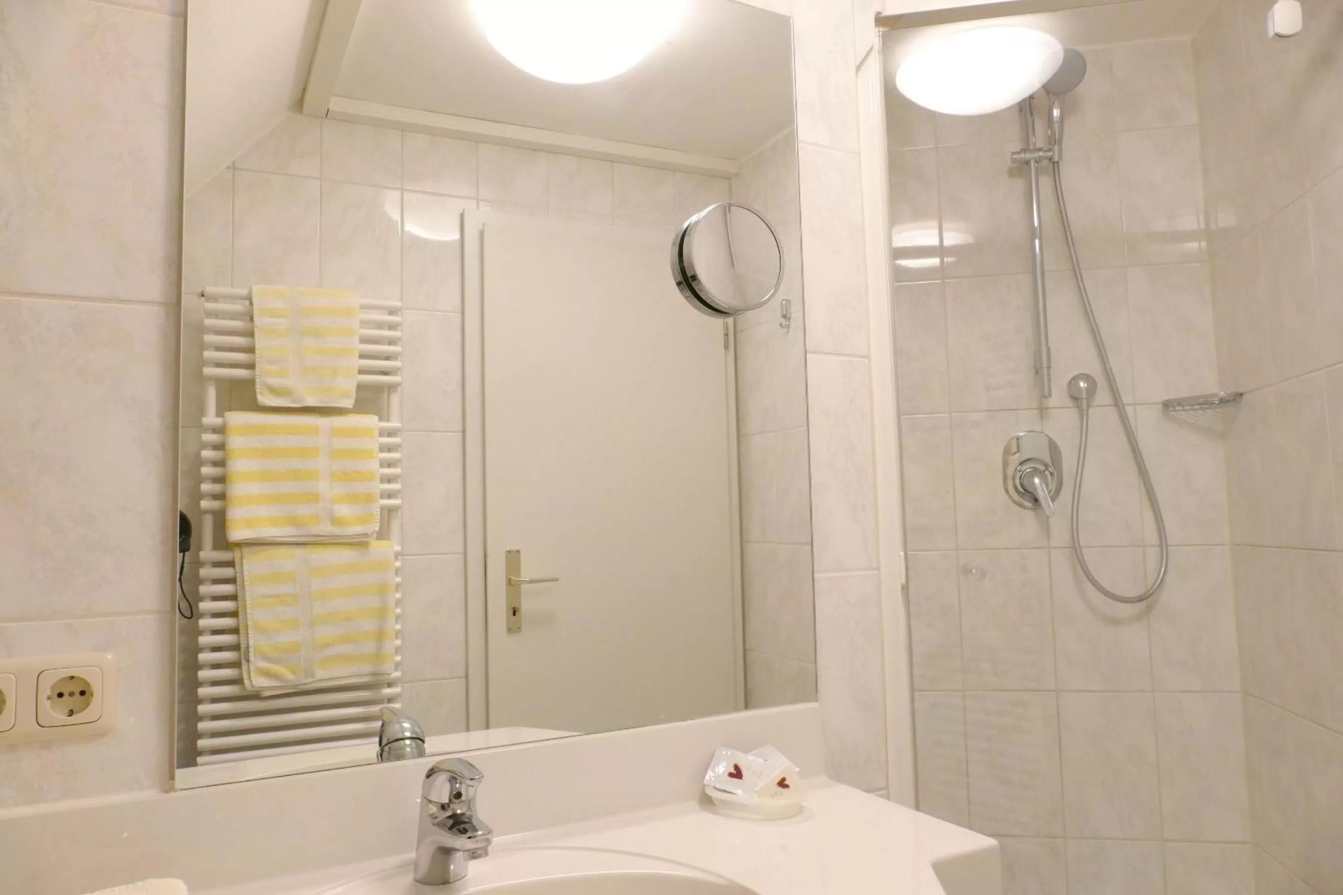 Bathroom in Altstadt-Hotel Zum Hechten