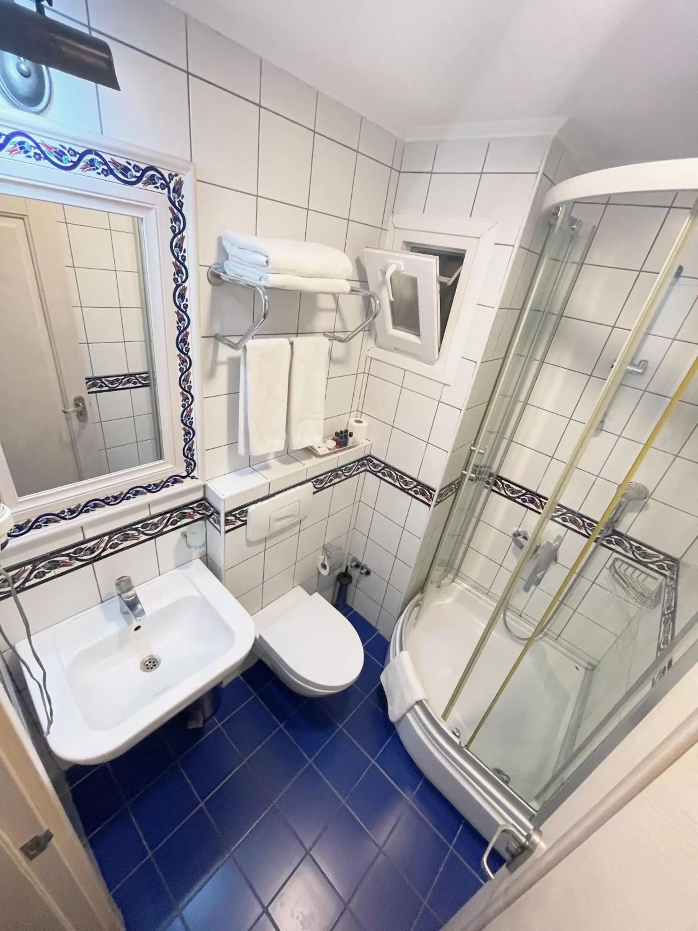 Shower, Bathroom in Hotel Novano