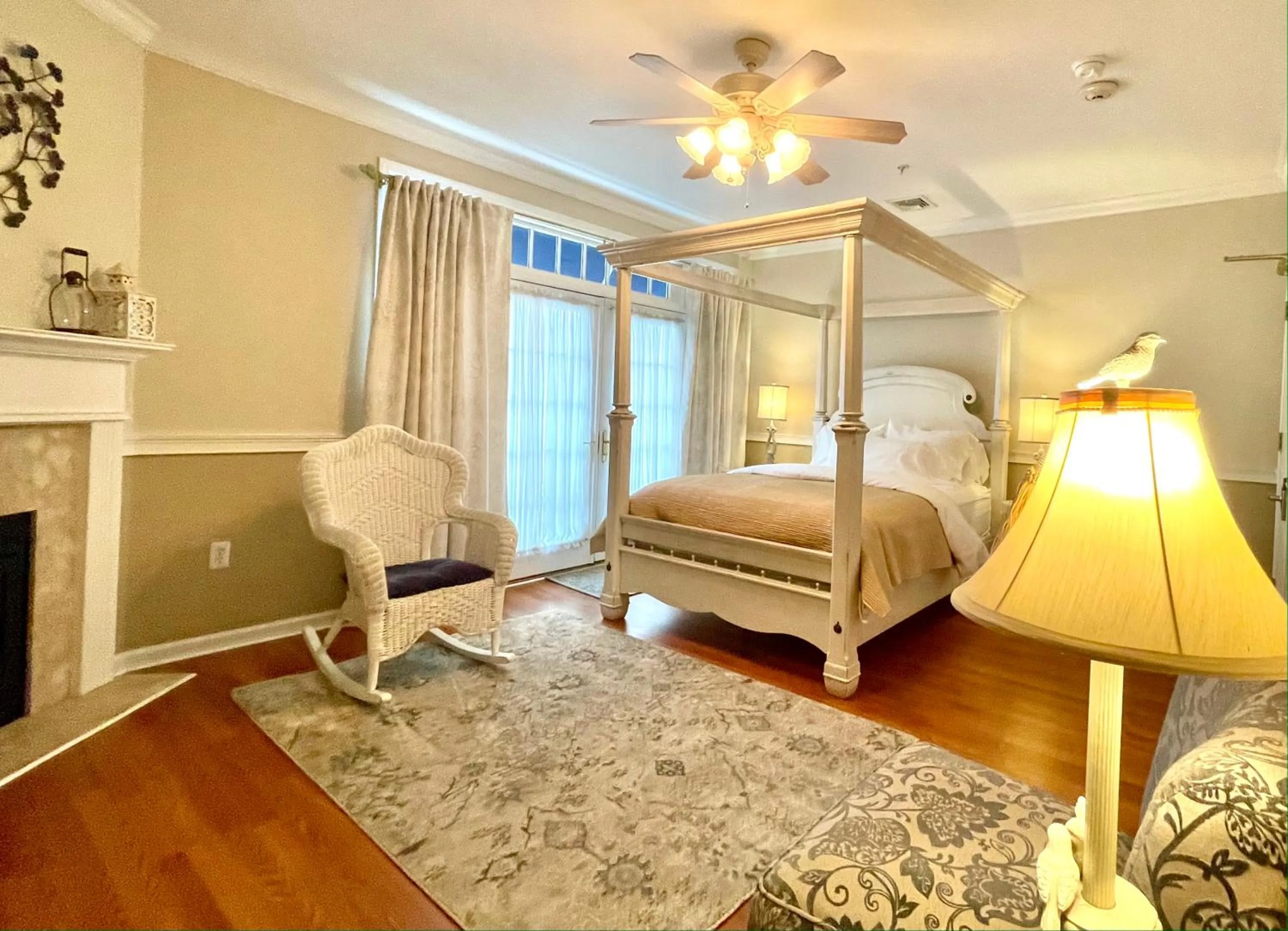 Bed in Inn on Main Hotel