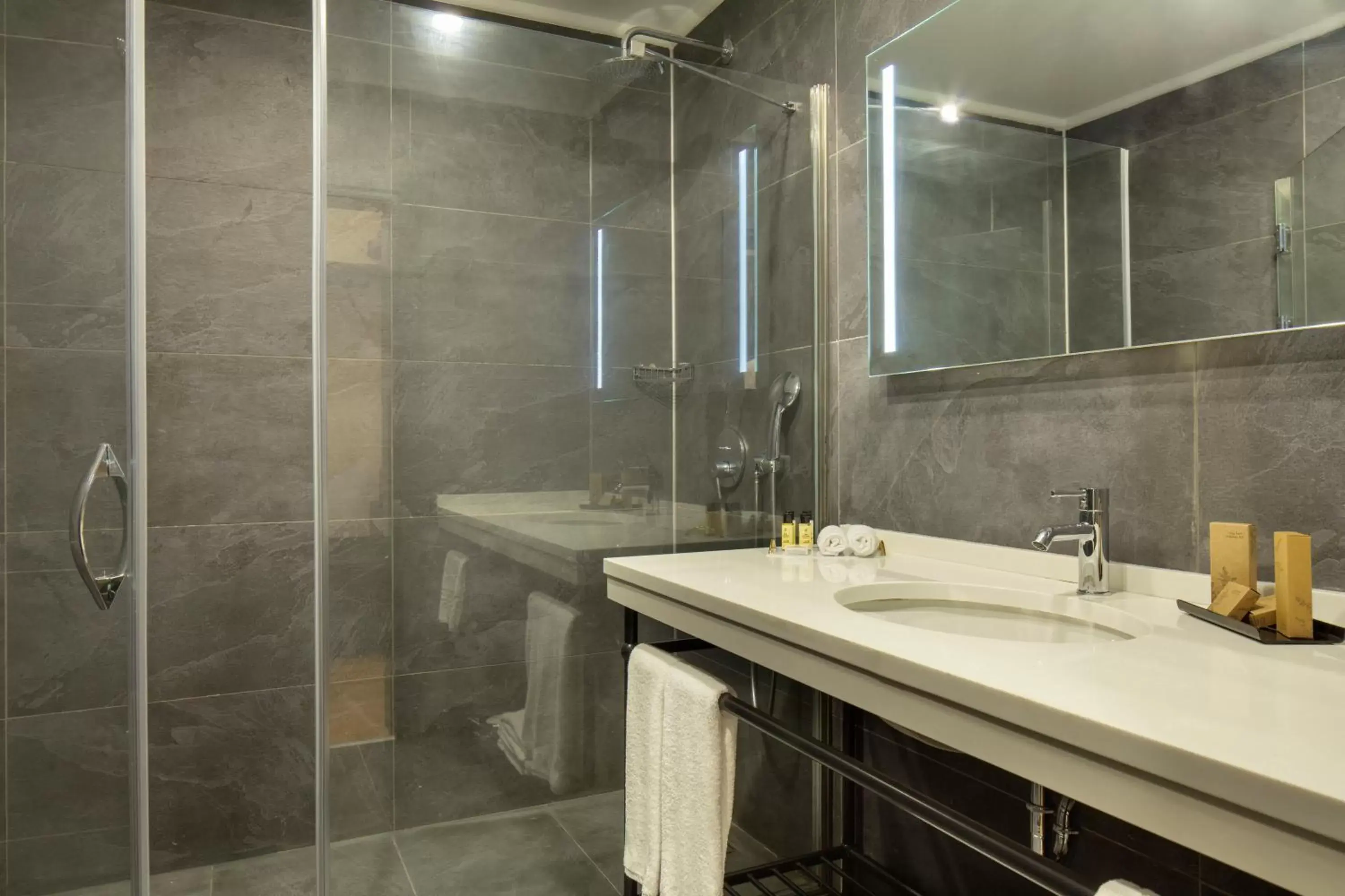 Shower, Bathroom in The Rooms Nisantasi