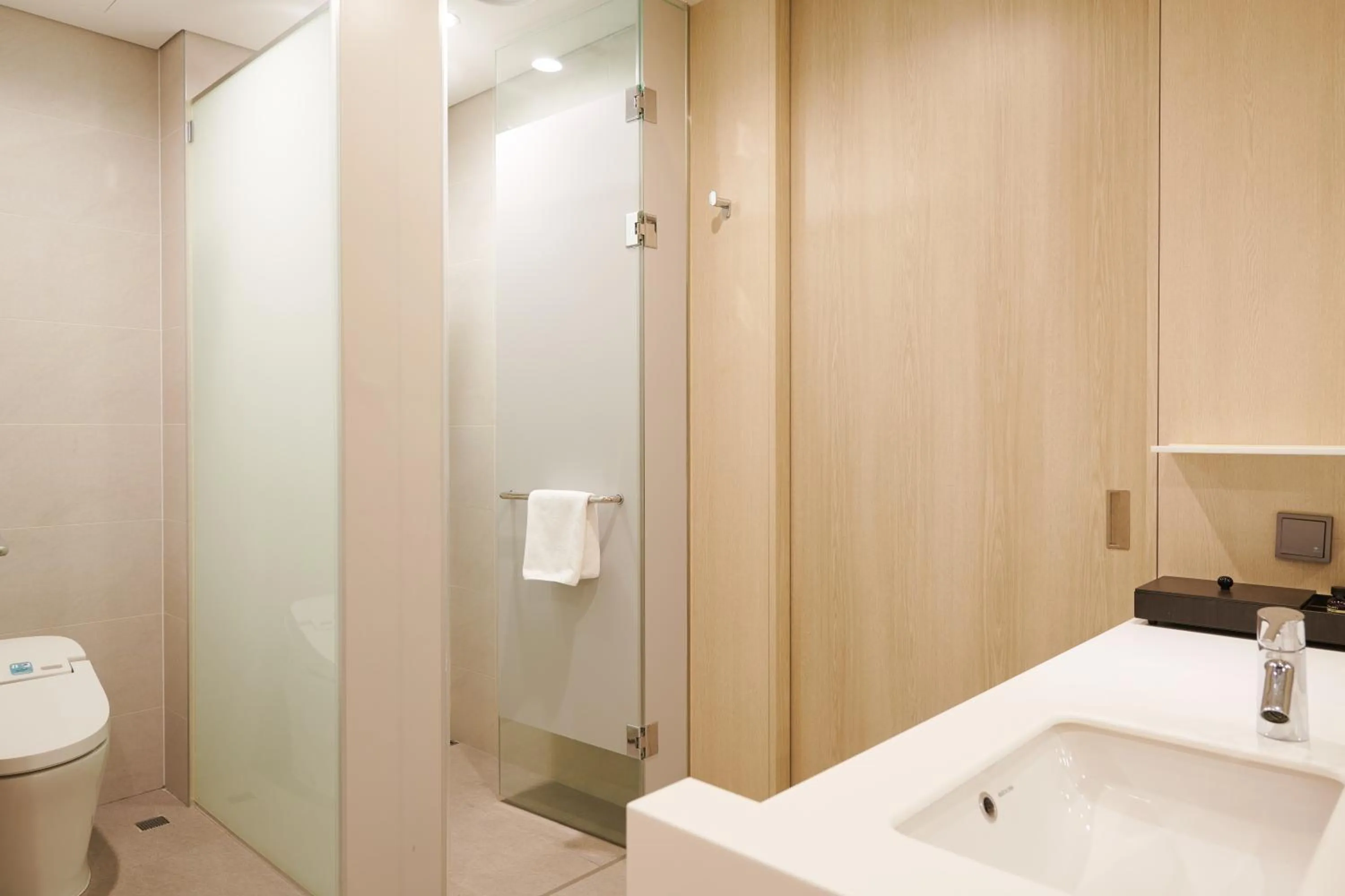 Toilet in Nine Tree by Parnas Seoul Dongdaemun