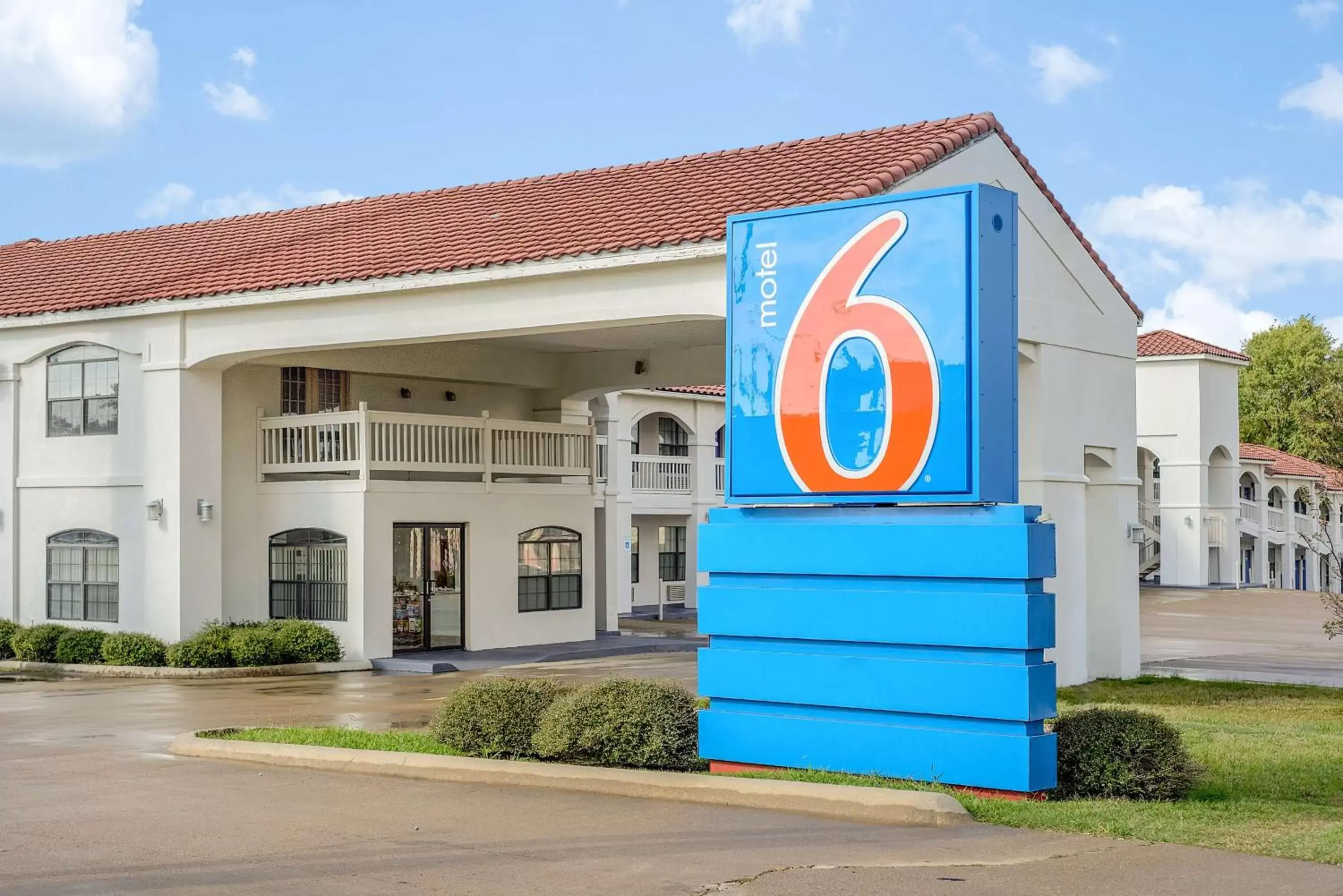 Property building in Motel 6-Canton, TX