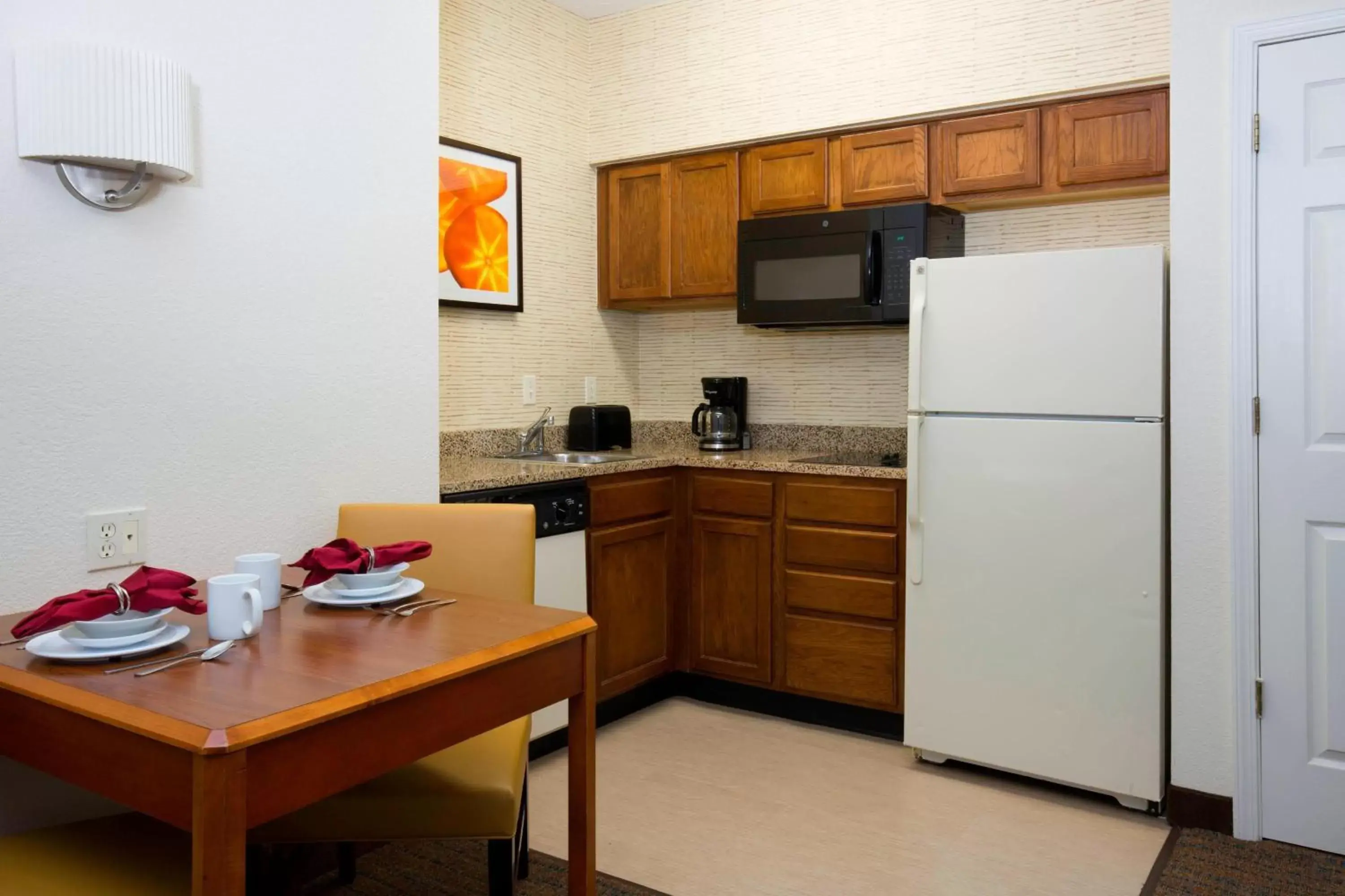 Bedroom, Kitchen/Kitchenette in Residence Inn Kansas City Olathe
