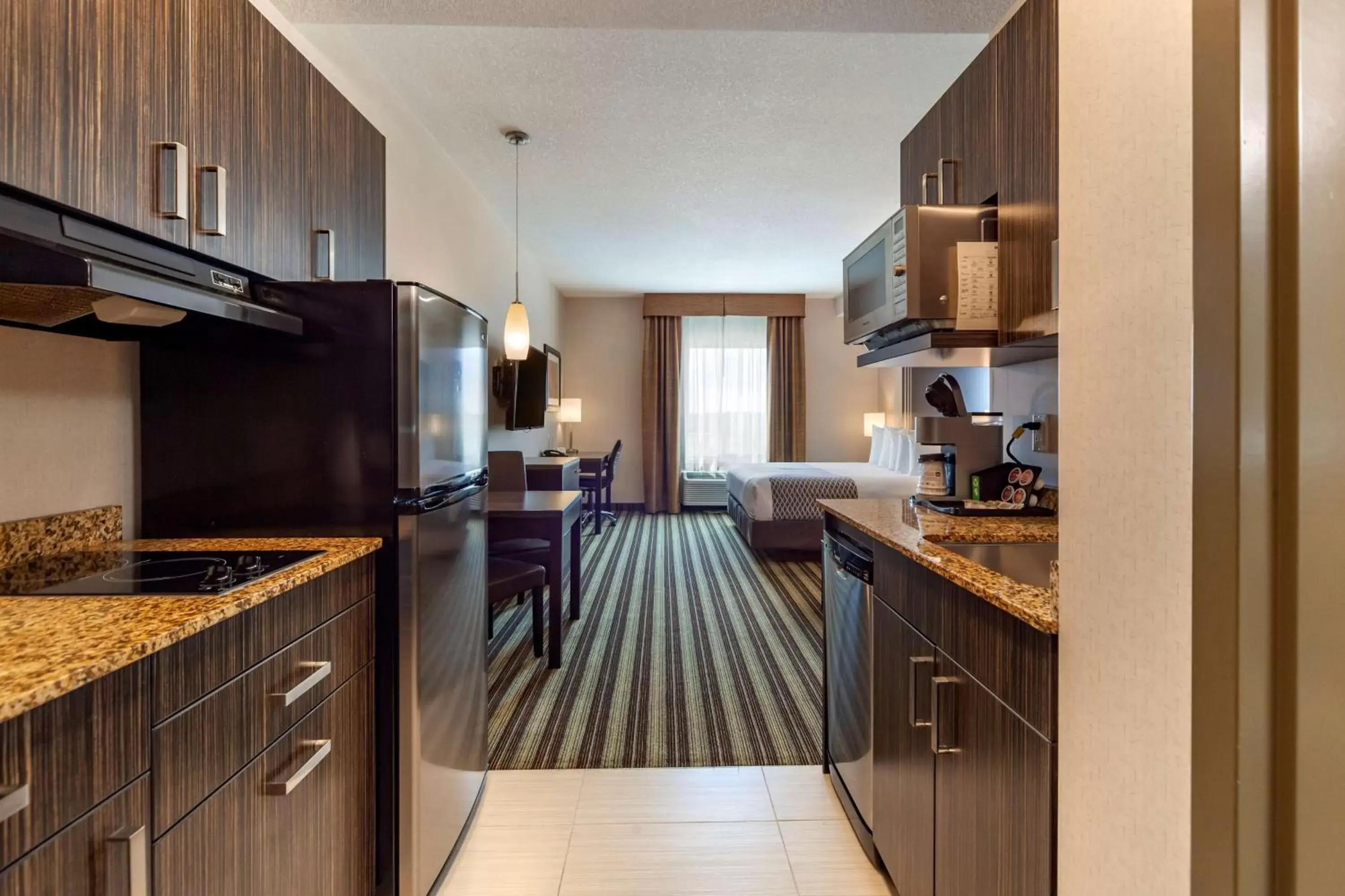 Bedroom, Kitchen/Kitchenette in Best Western Plus Drayton Valley All Suites