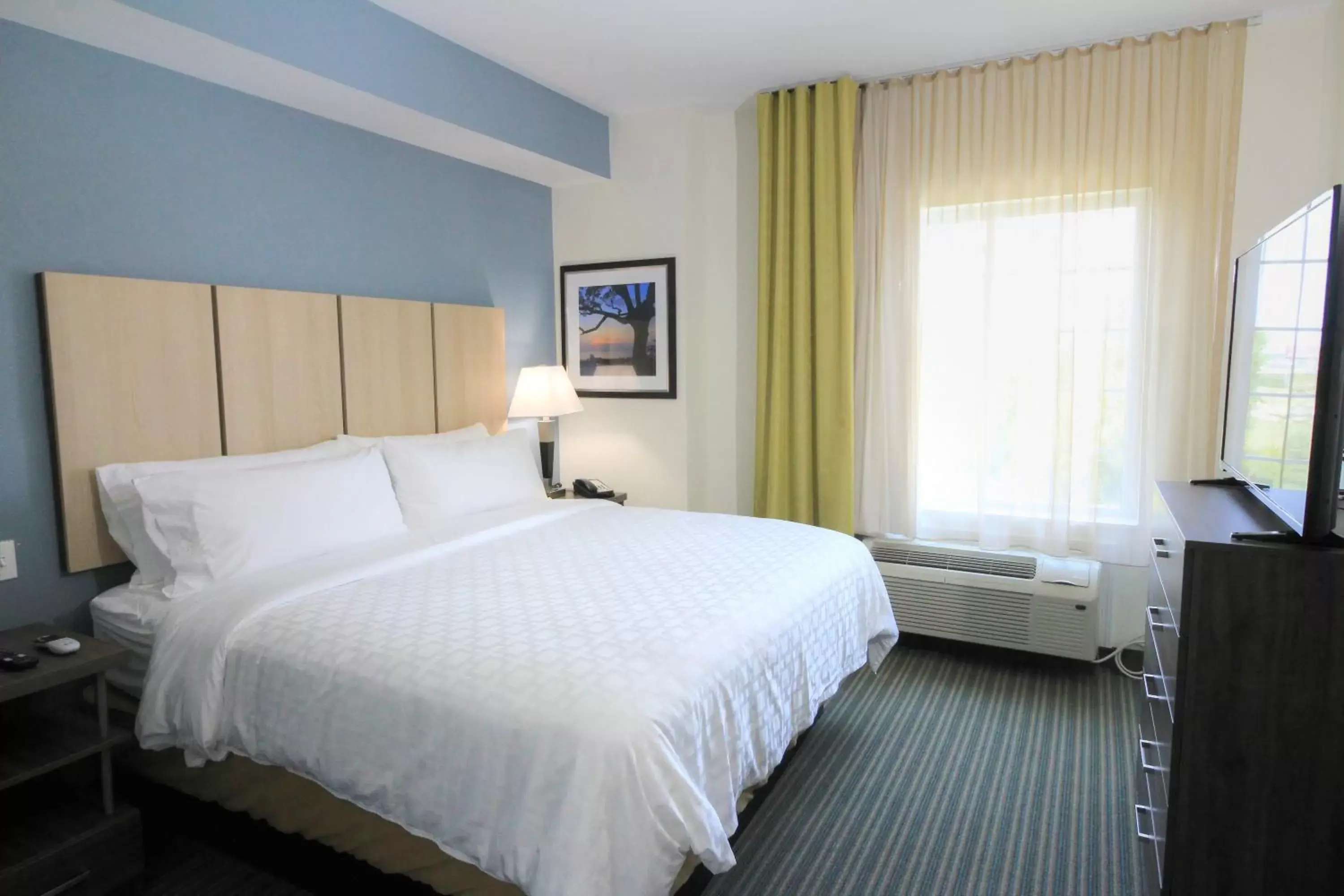 Photo of the whole room, Bed in Candlewood Suites - Memphis East, an IHG Hotel