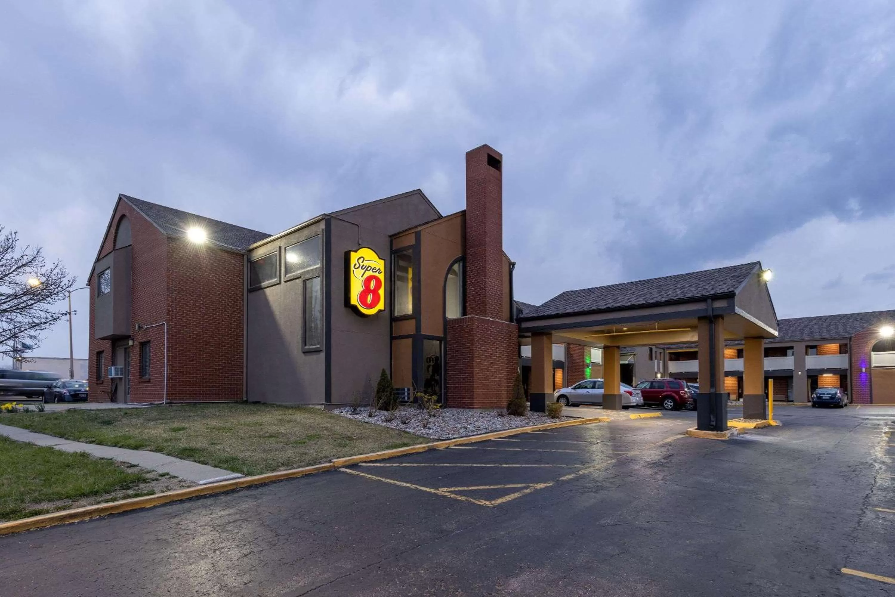Property building in Super 8 by Wyndham Kansas City Airport North
